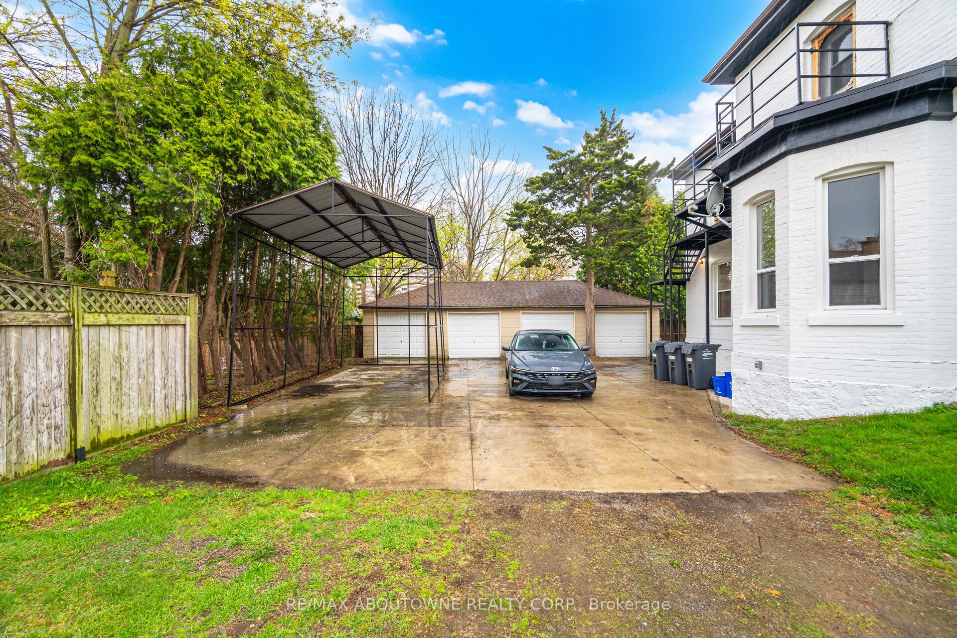 486 Holtby Avenue 1