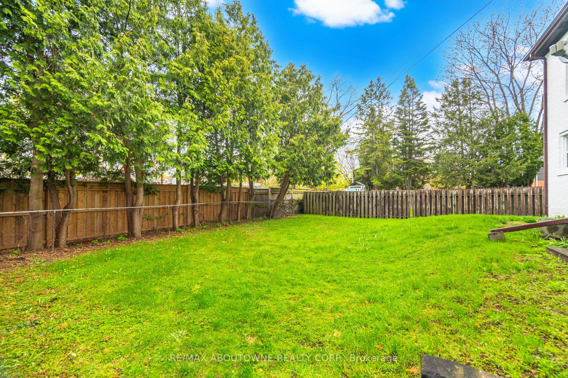 486 Holtby Avenue 1