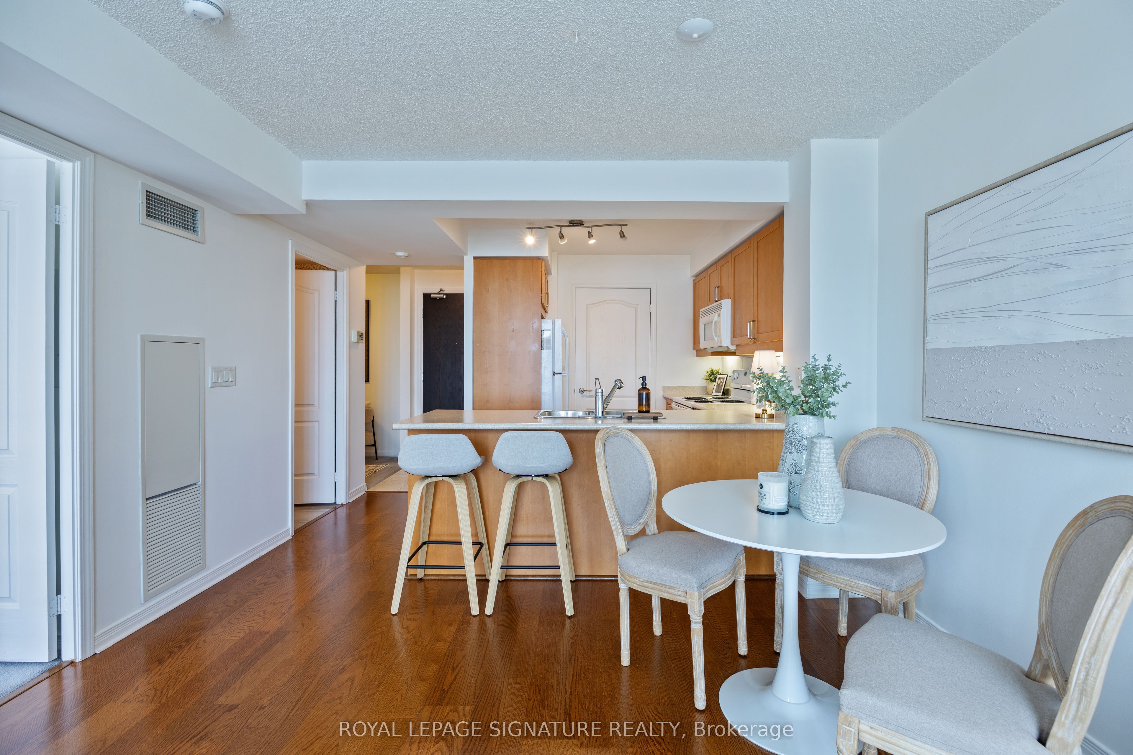 Toronto, ON M3B 3S5, Canada, 2 Bedrooms Bedrooms, ,1 BathroomBathrooms,Residential,Active,198357