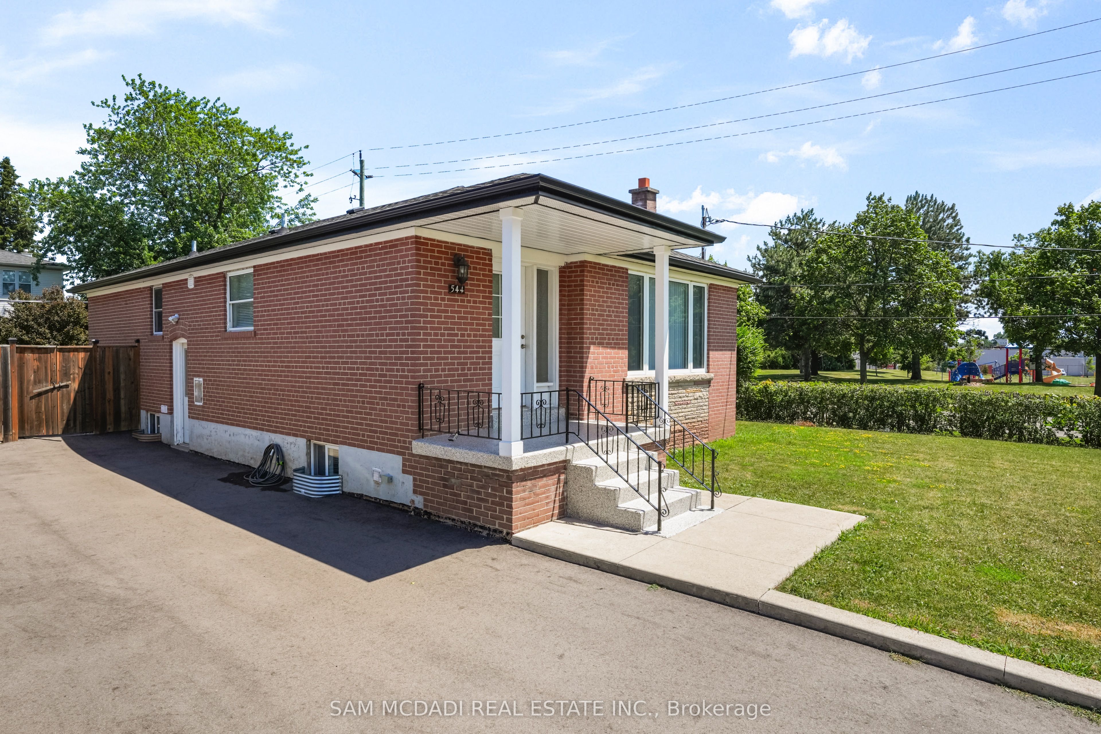 544 Sandmere Place Upper