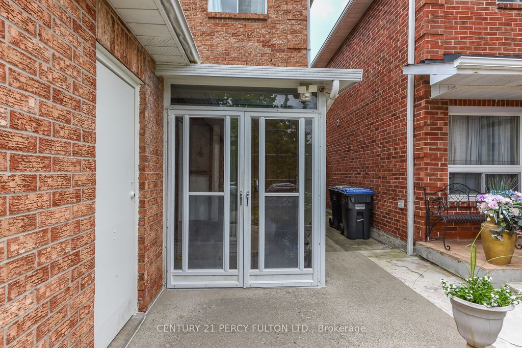 Photo of 233 Murray Street, Brampton, ON L6X 3M1 (MLS # W13432848)