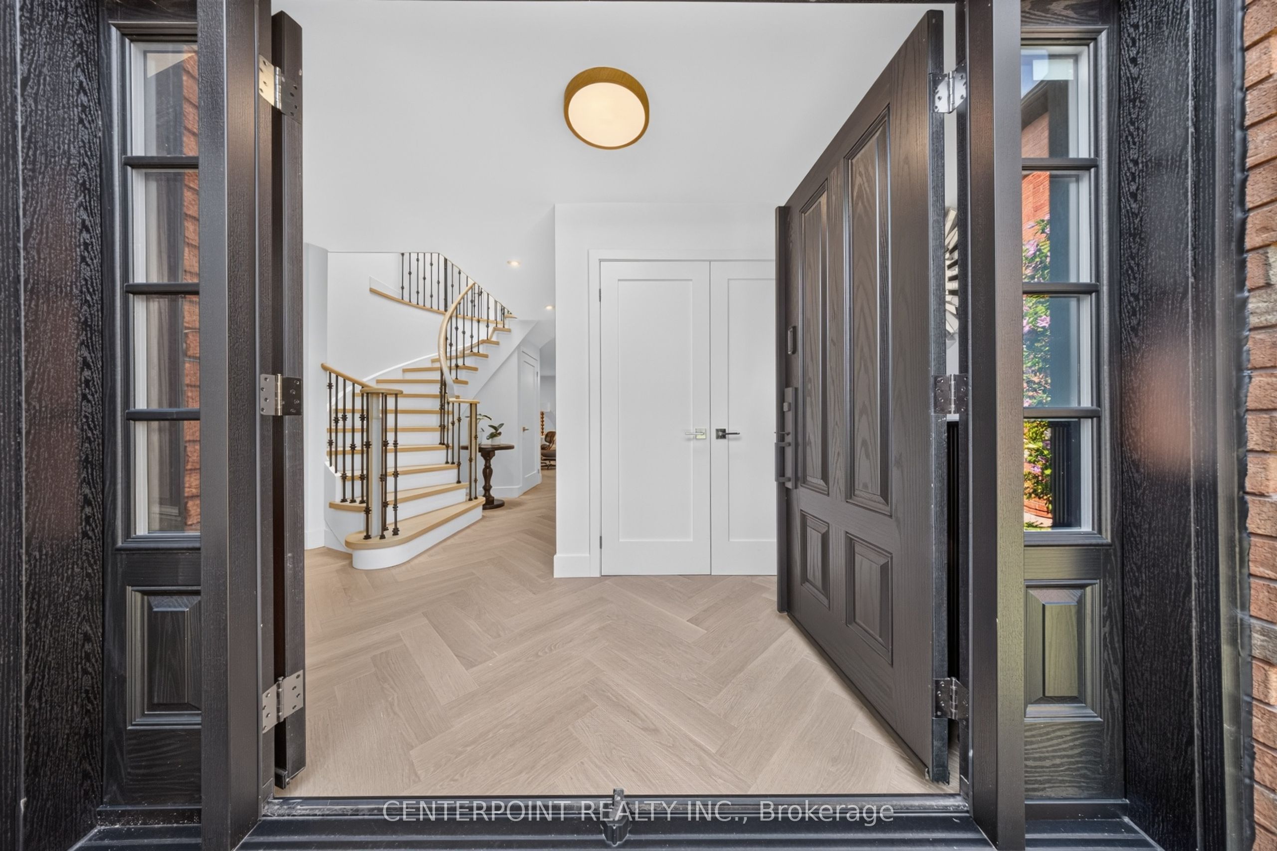 1073 Grandeur Crescent