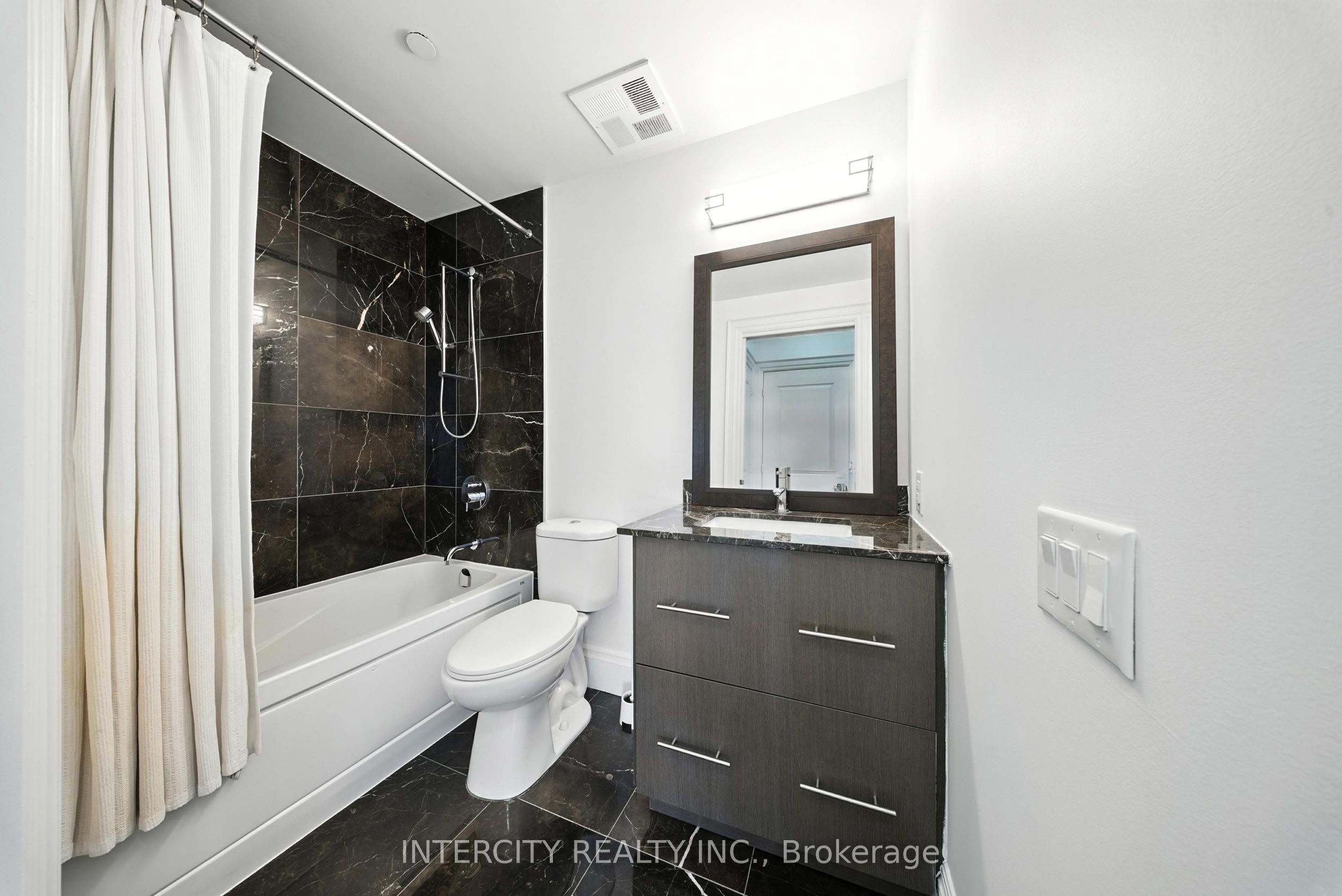 7608 Yonge Street PH15