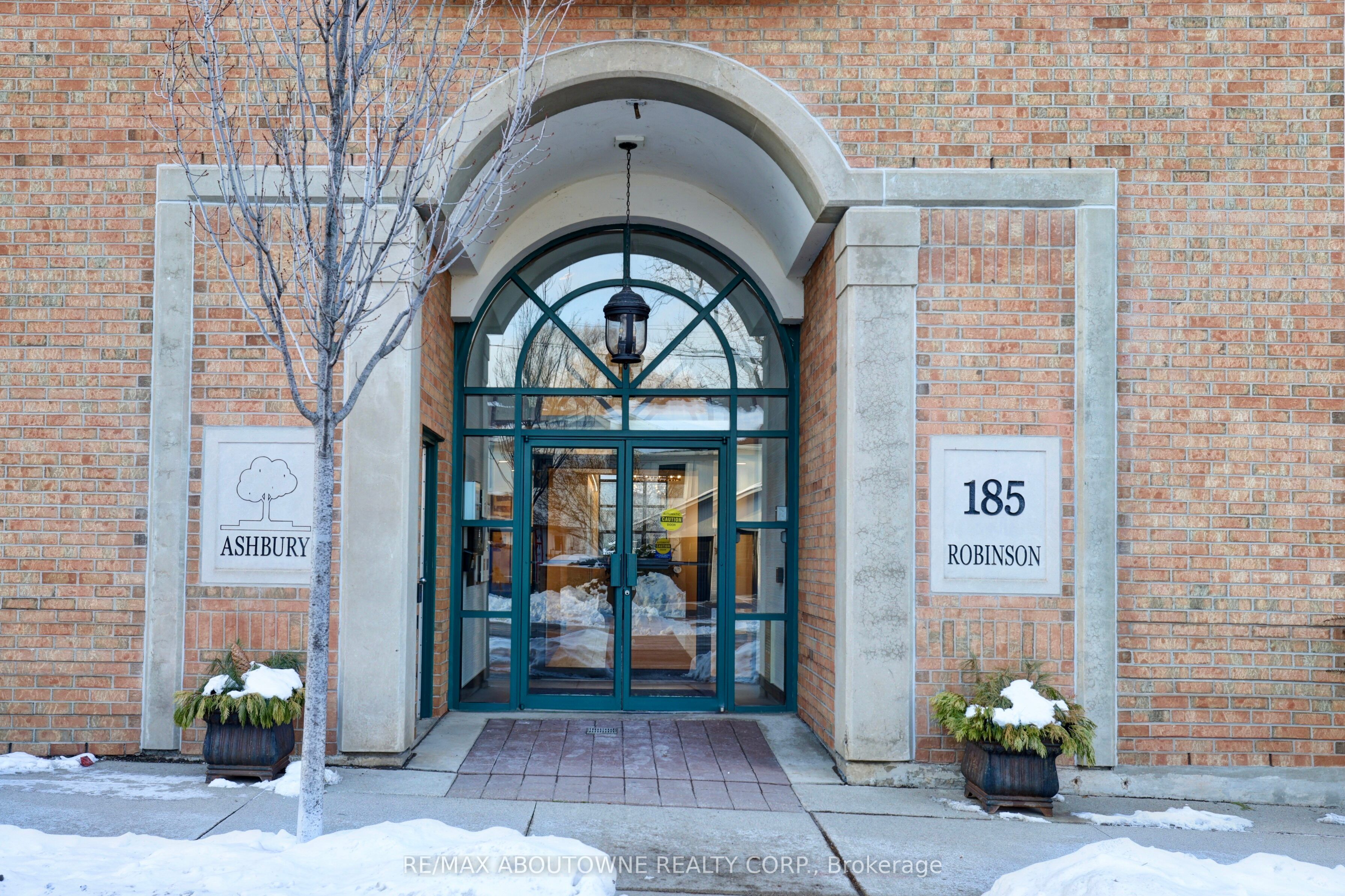 185 Robinson Street 307