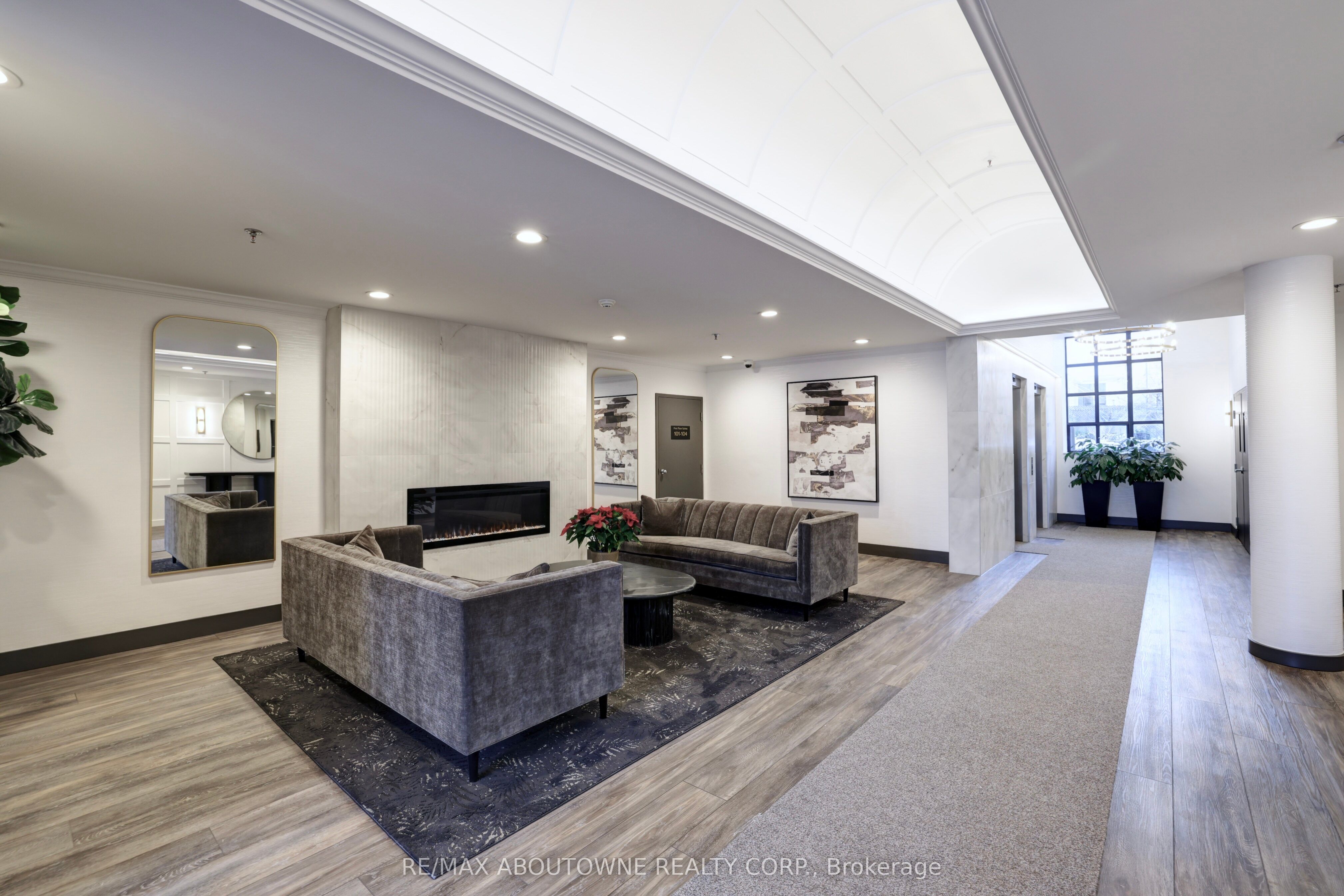 185 Robinson Street 307