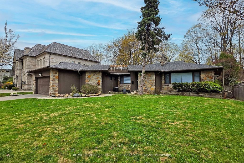 Photo of 15 Farrington Drive, Toronto, ON M2L 2B4 (MLS # C12434627)