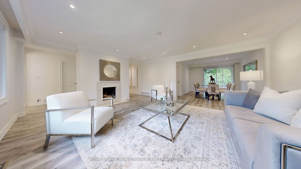 Photo of 15 Farrington Drive, Toronto, ON M2L 2B4 (MLS # C12434627)