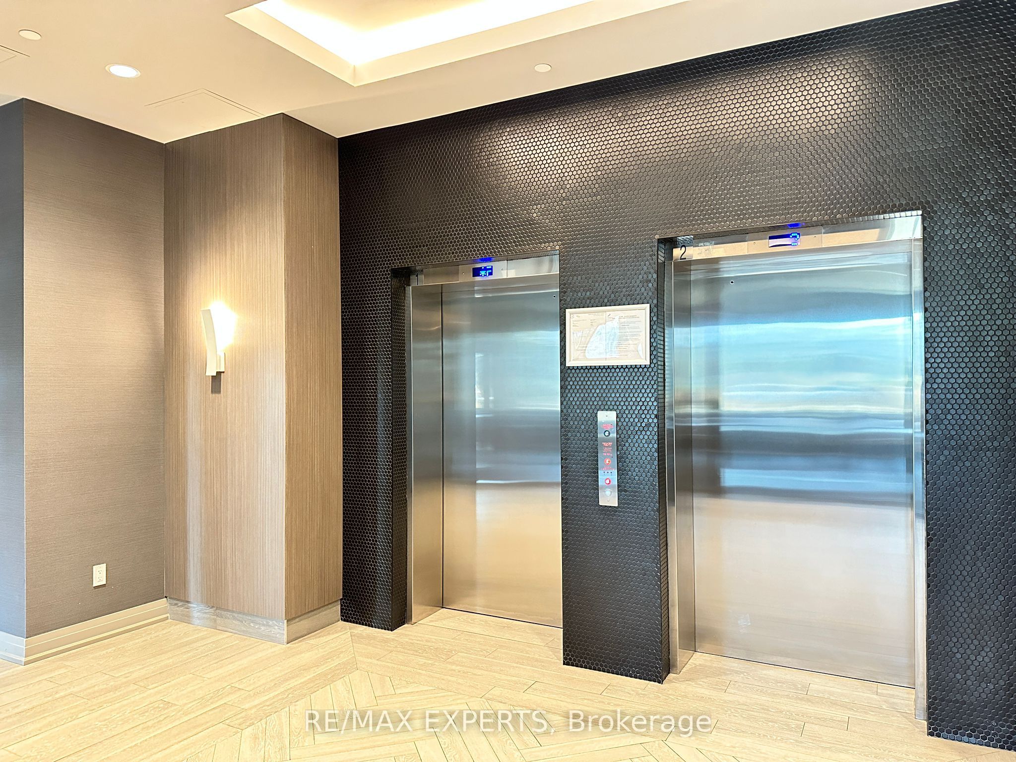 95 Dundas Street W 206