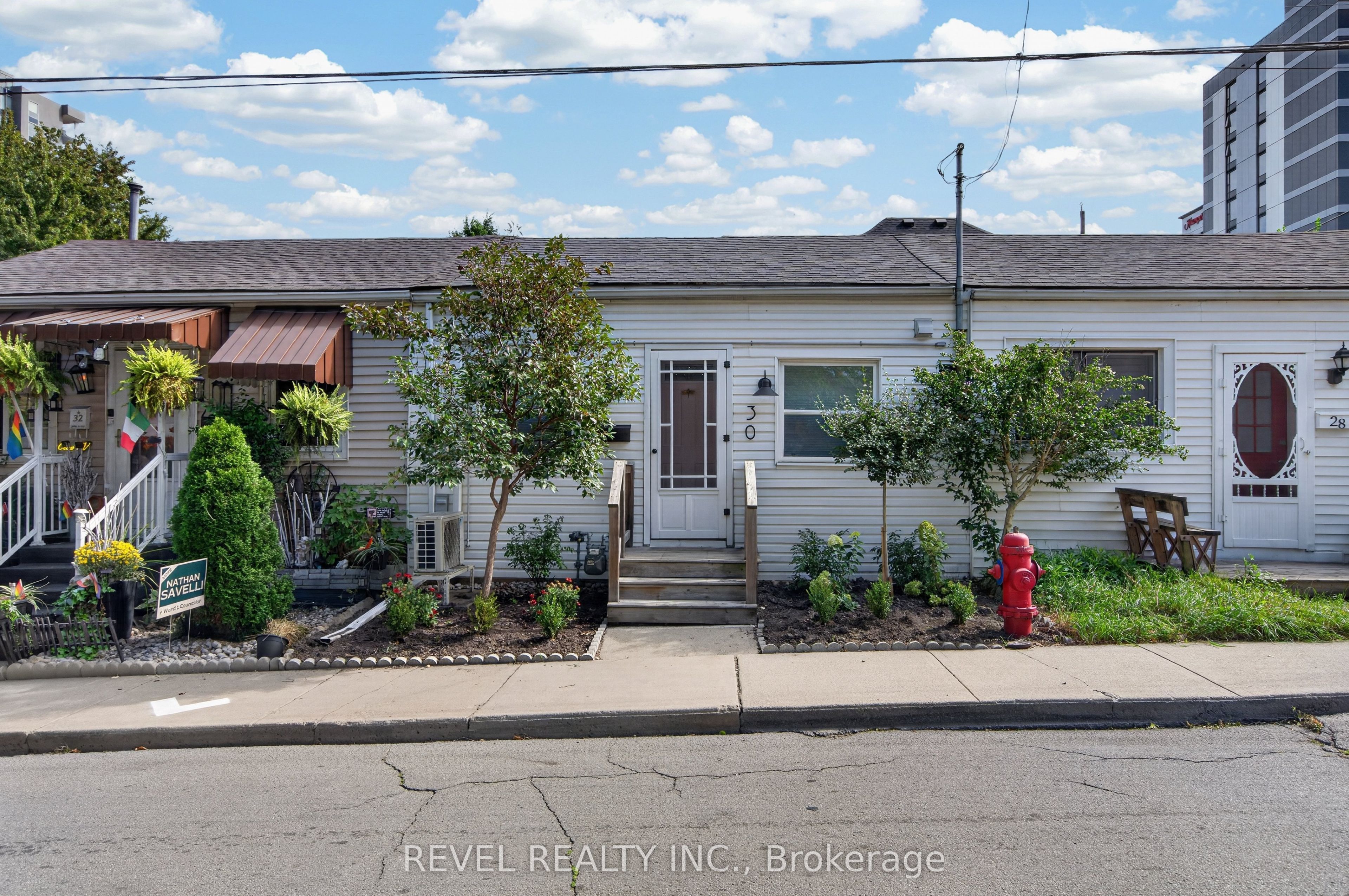 30 Ray Street N