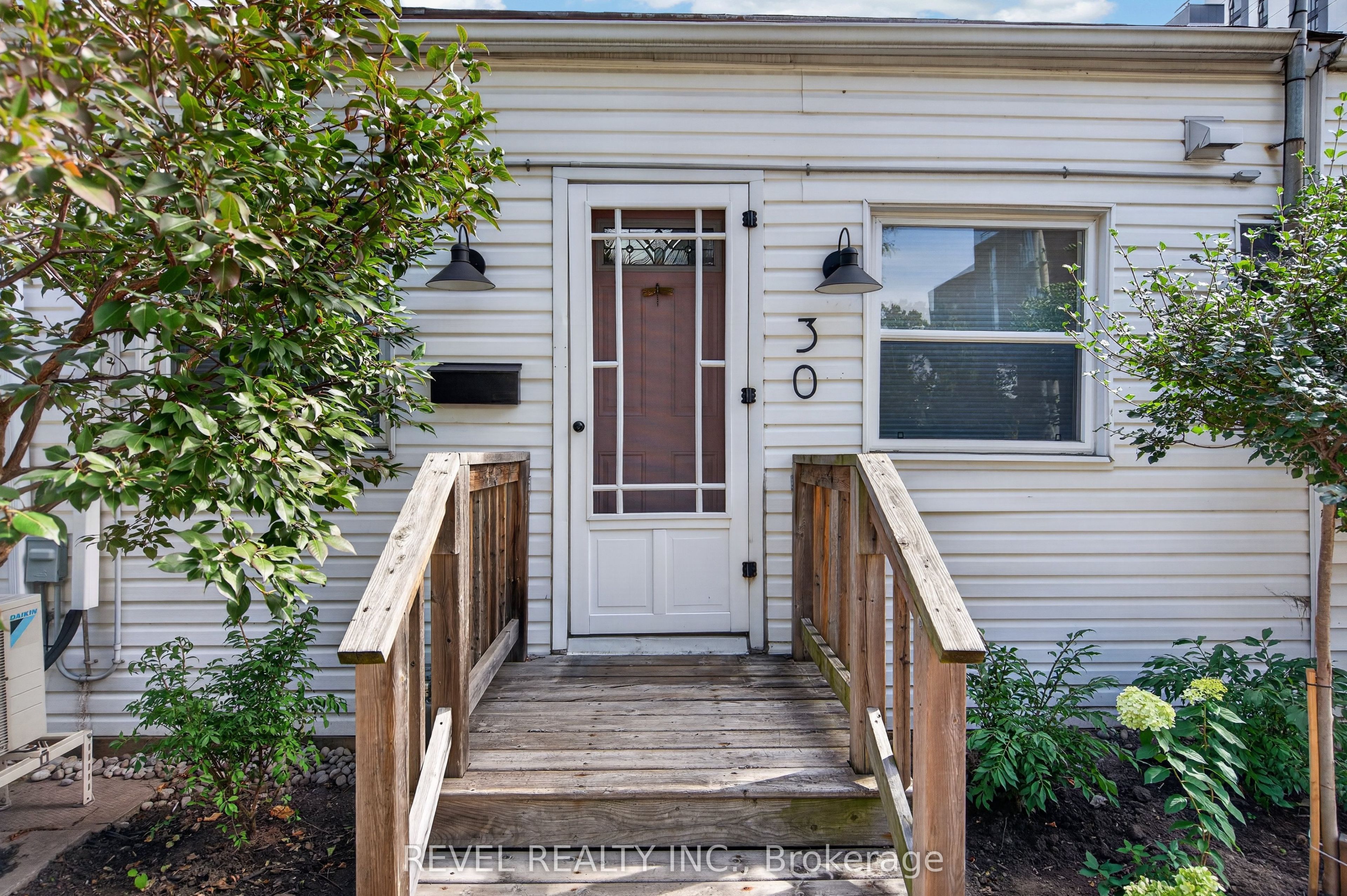 30 Ray Street N