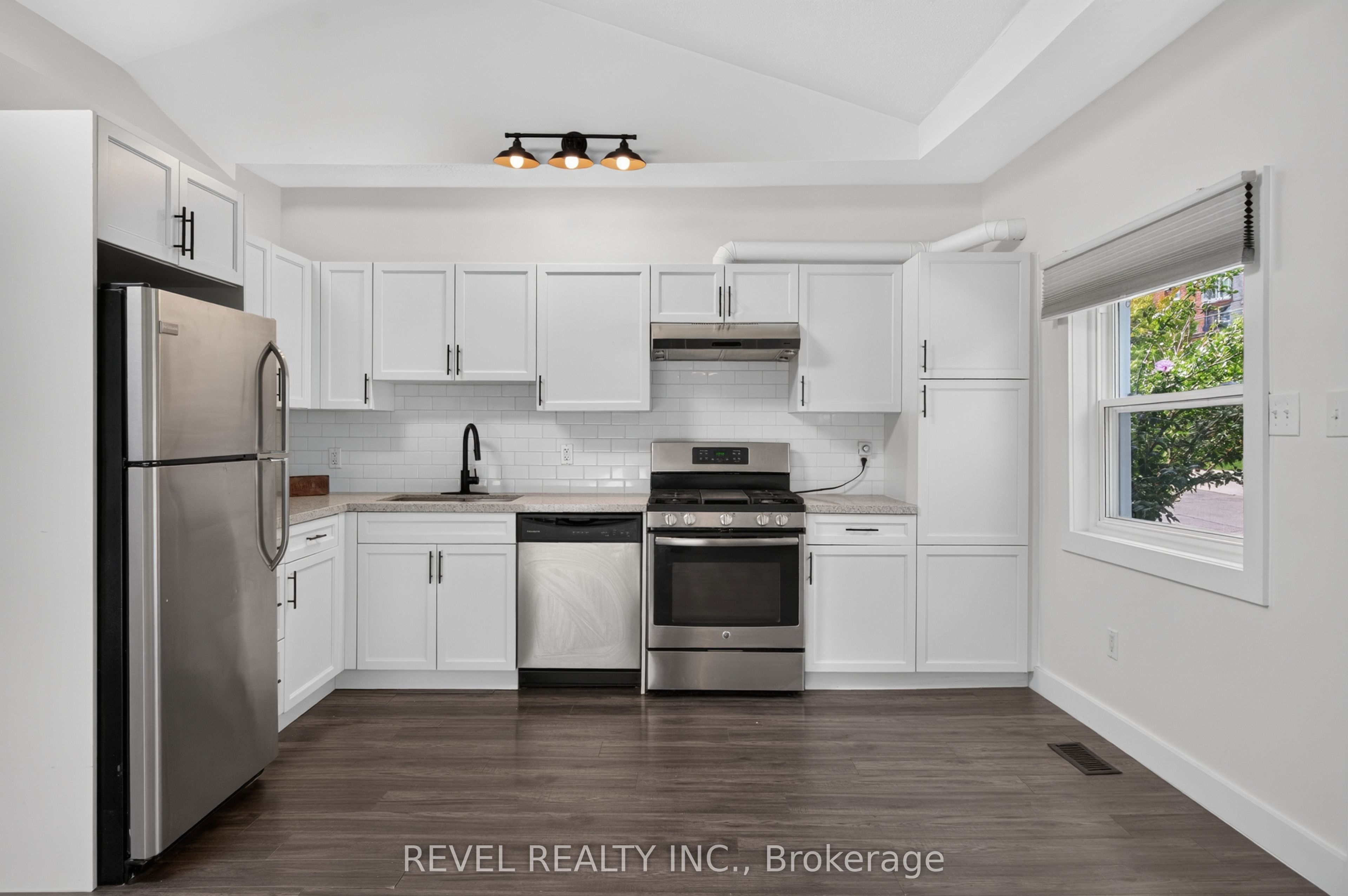 30 Ray Street N