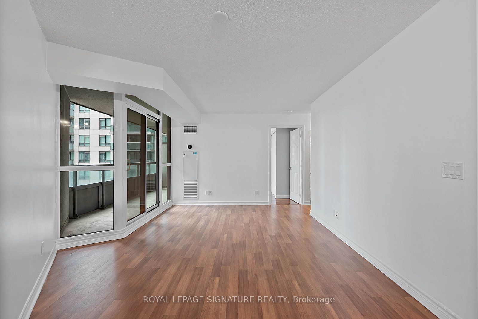 19 Grand Trunk Crescent 801