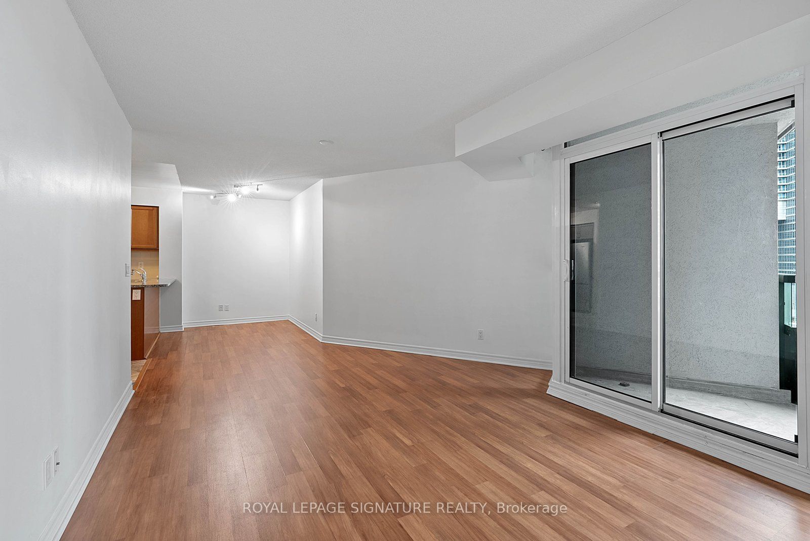 19 Grand Trunk Crescent 801