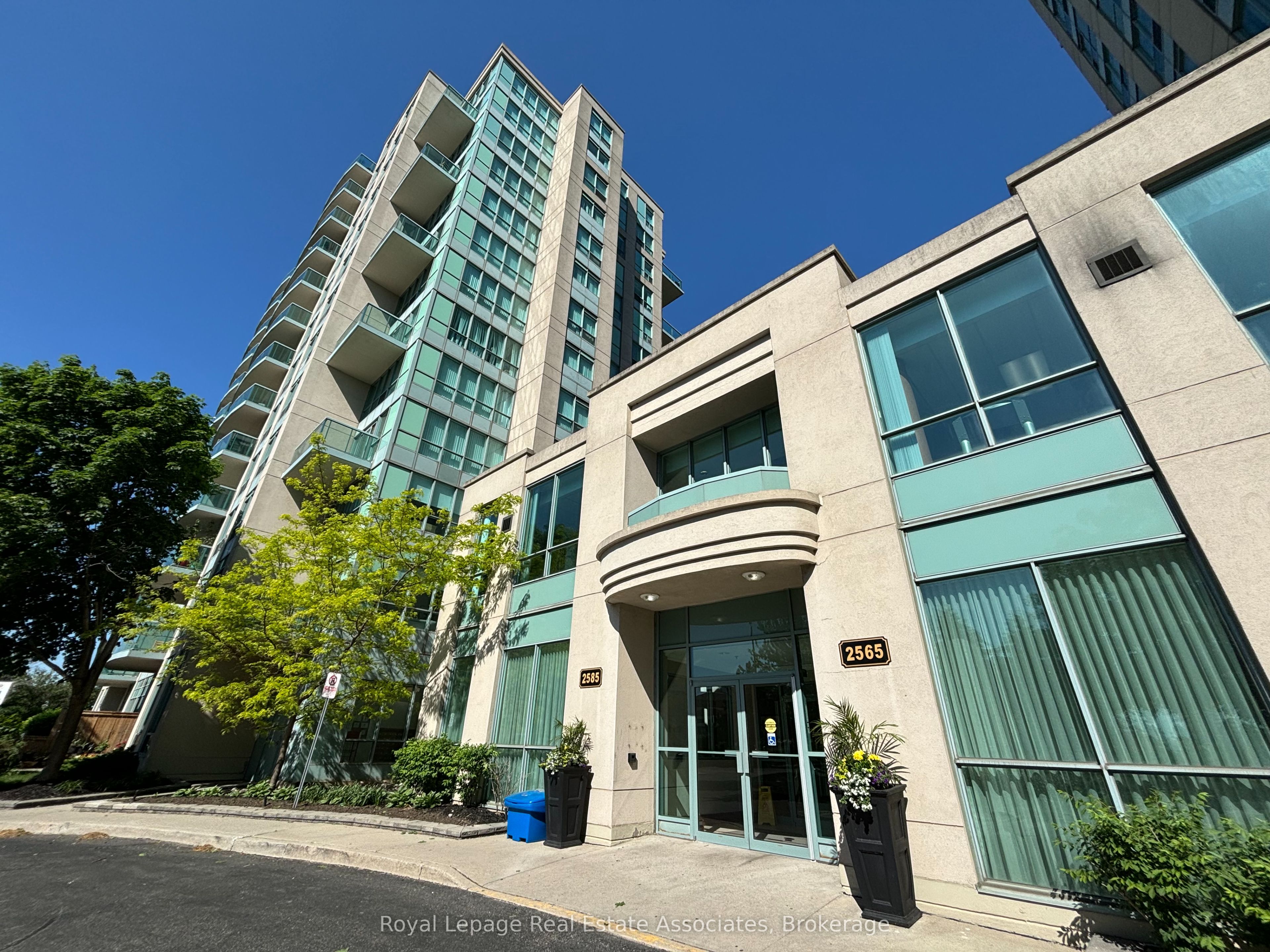 2585 Erin Centre Boulevard 809