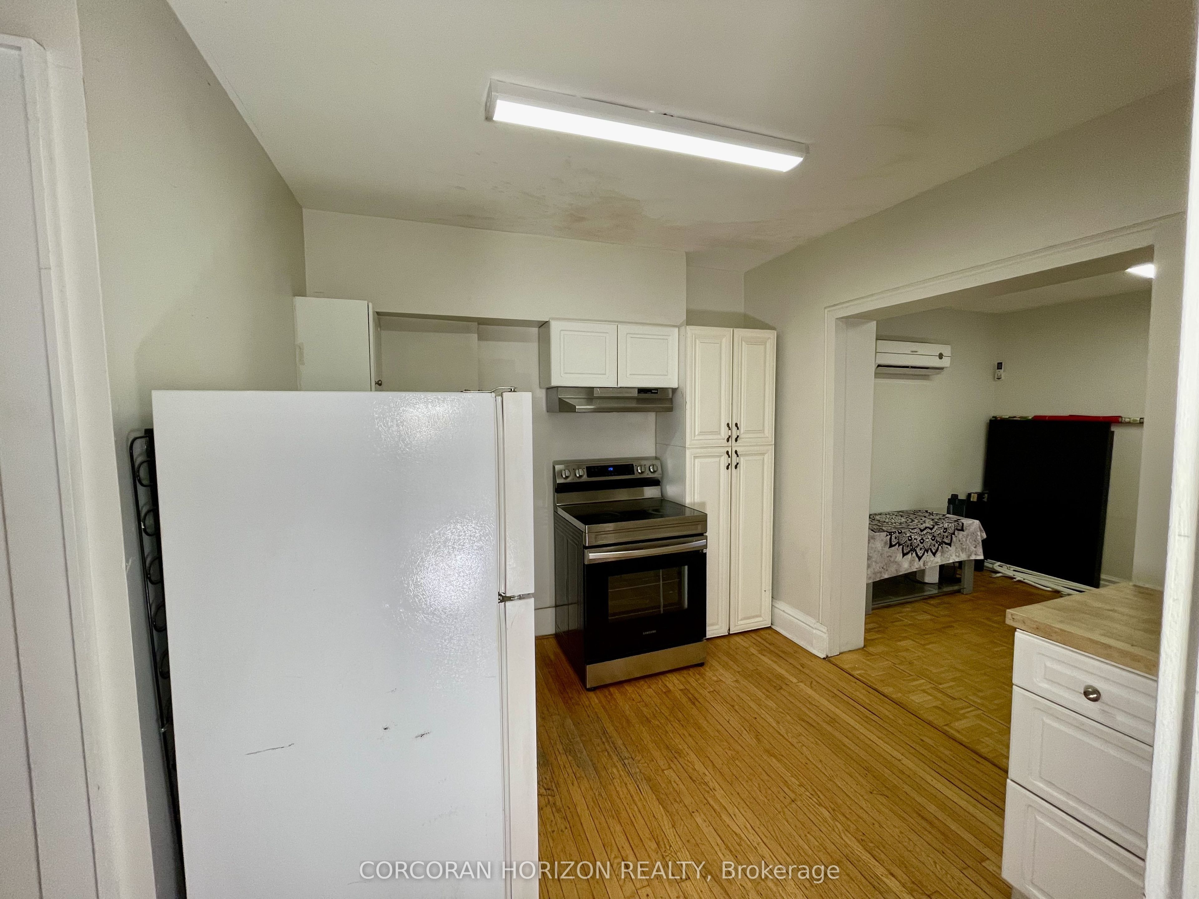 2257 Dundas Street W 3