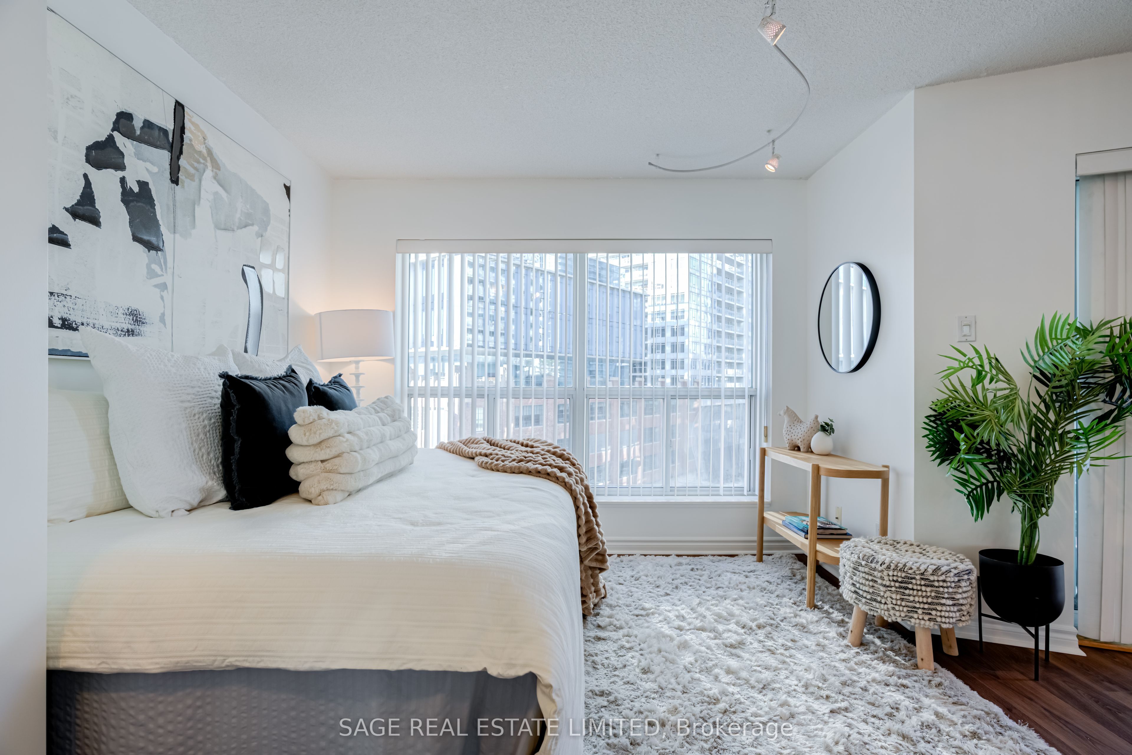 600 Queens Quay N/A W 819