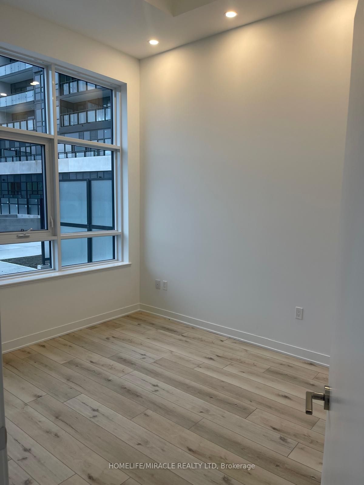 395 Dundas Street W 133