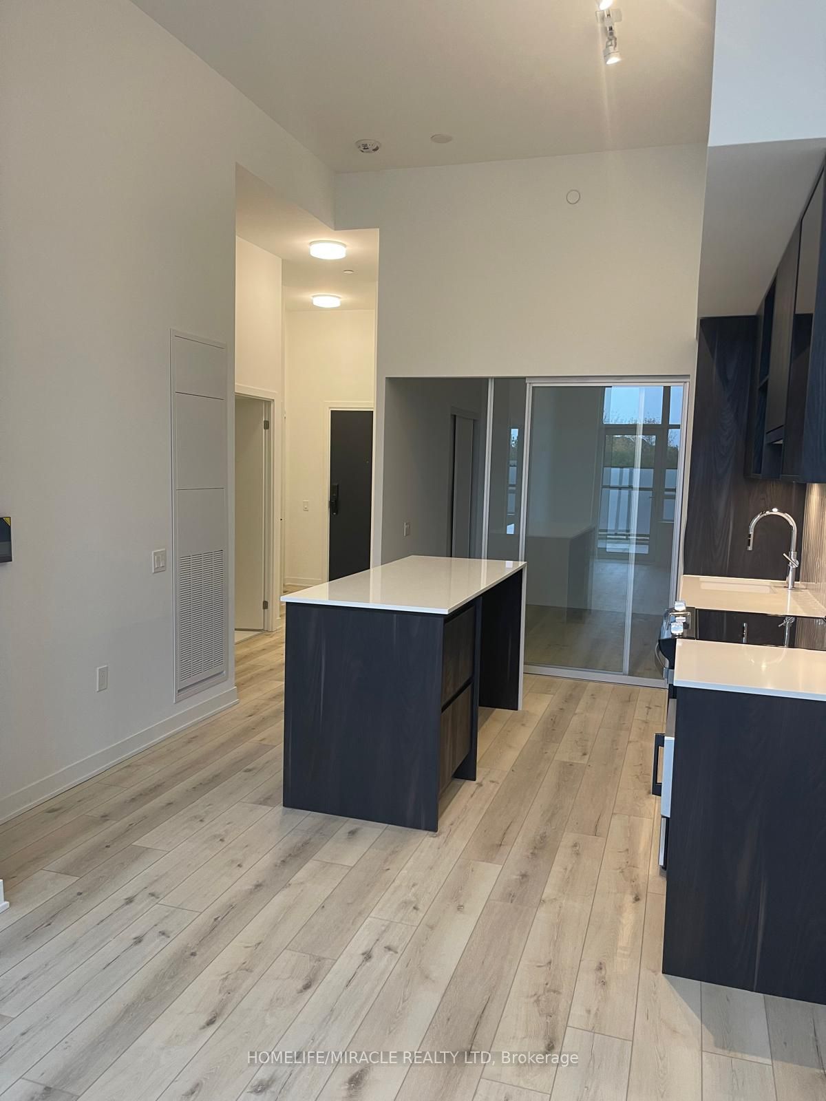 395 Dundas Street W 133