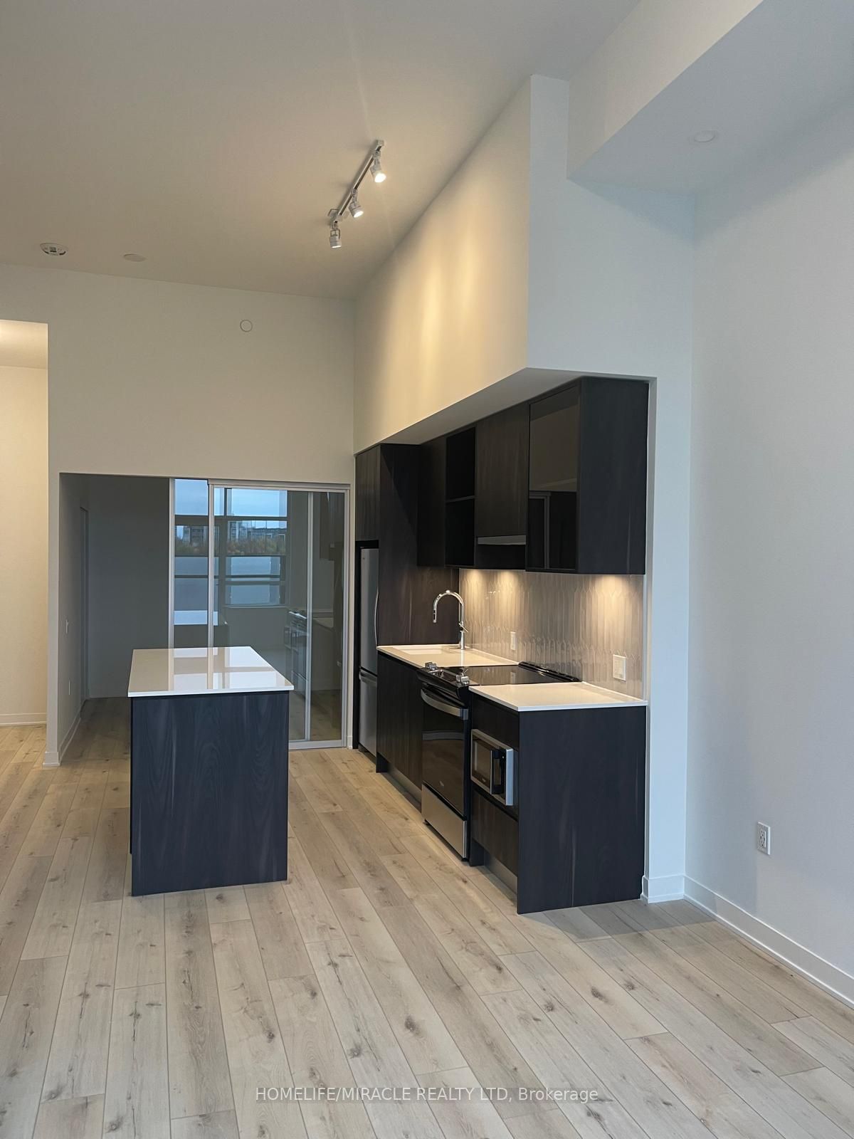 395 Dundas Street W 133