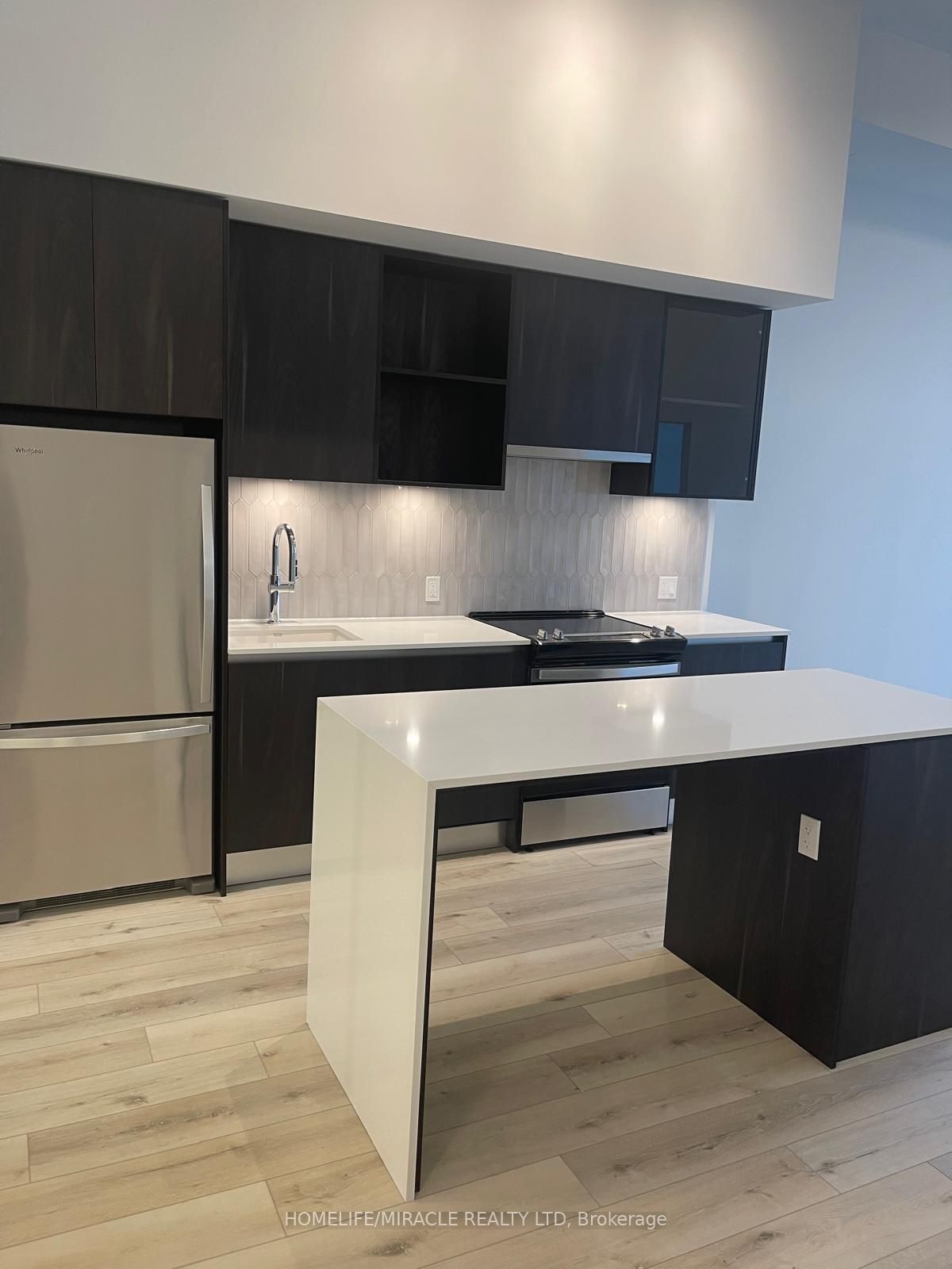 395 Dundas Street W 133