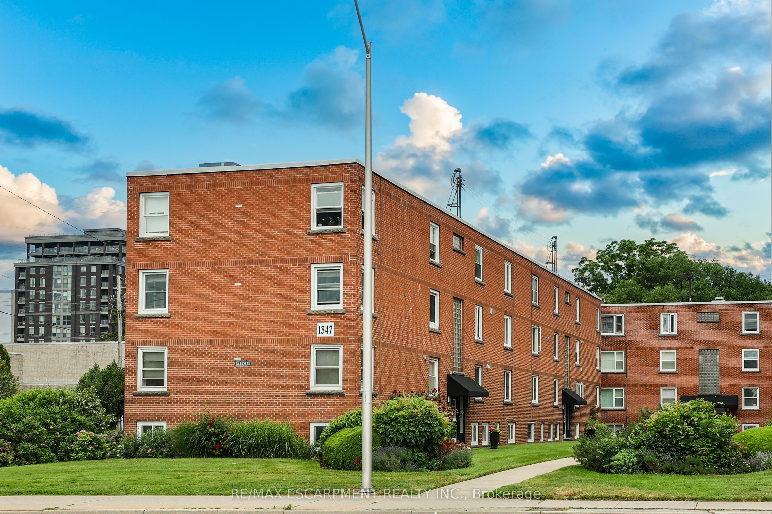 Photo 1 of 38 — 1347 Lakeshore Road 37, Burlington, ON L7S 1B1