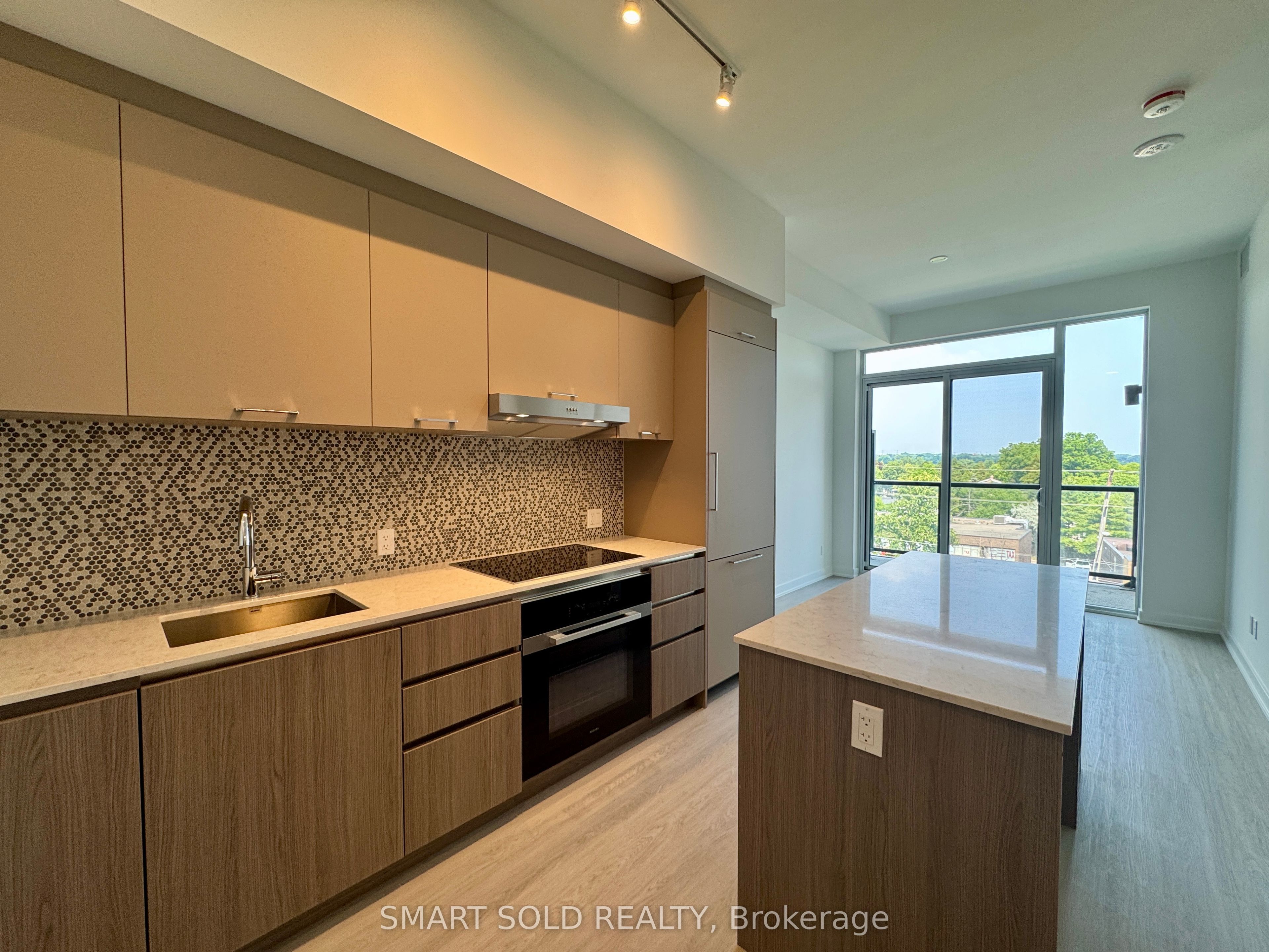 8188 Yonge Street 520