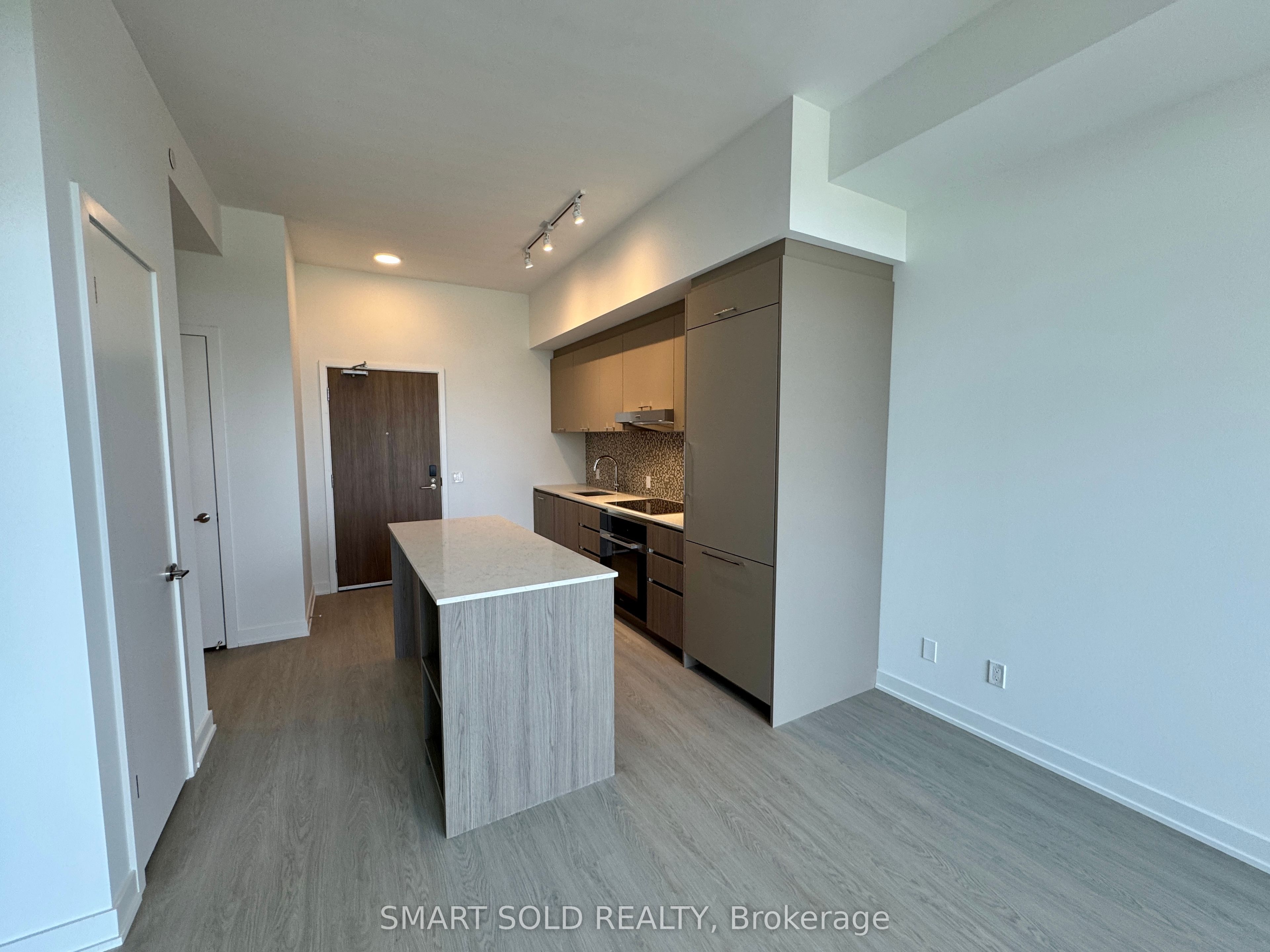 8188 Yonge Street 520