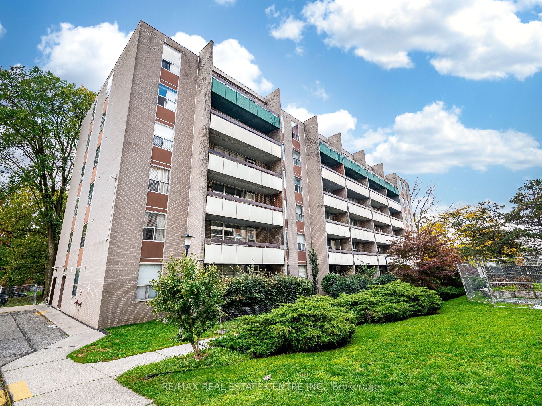 Photo 1 of 16 — 3625 Lake Shore Boulevard W 407, Toronto, ON M8W 4W2