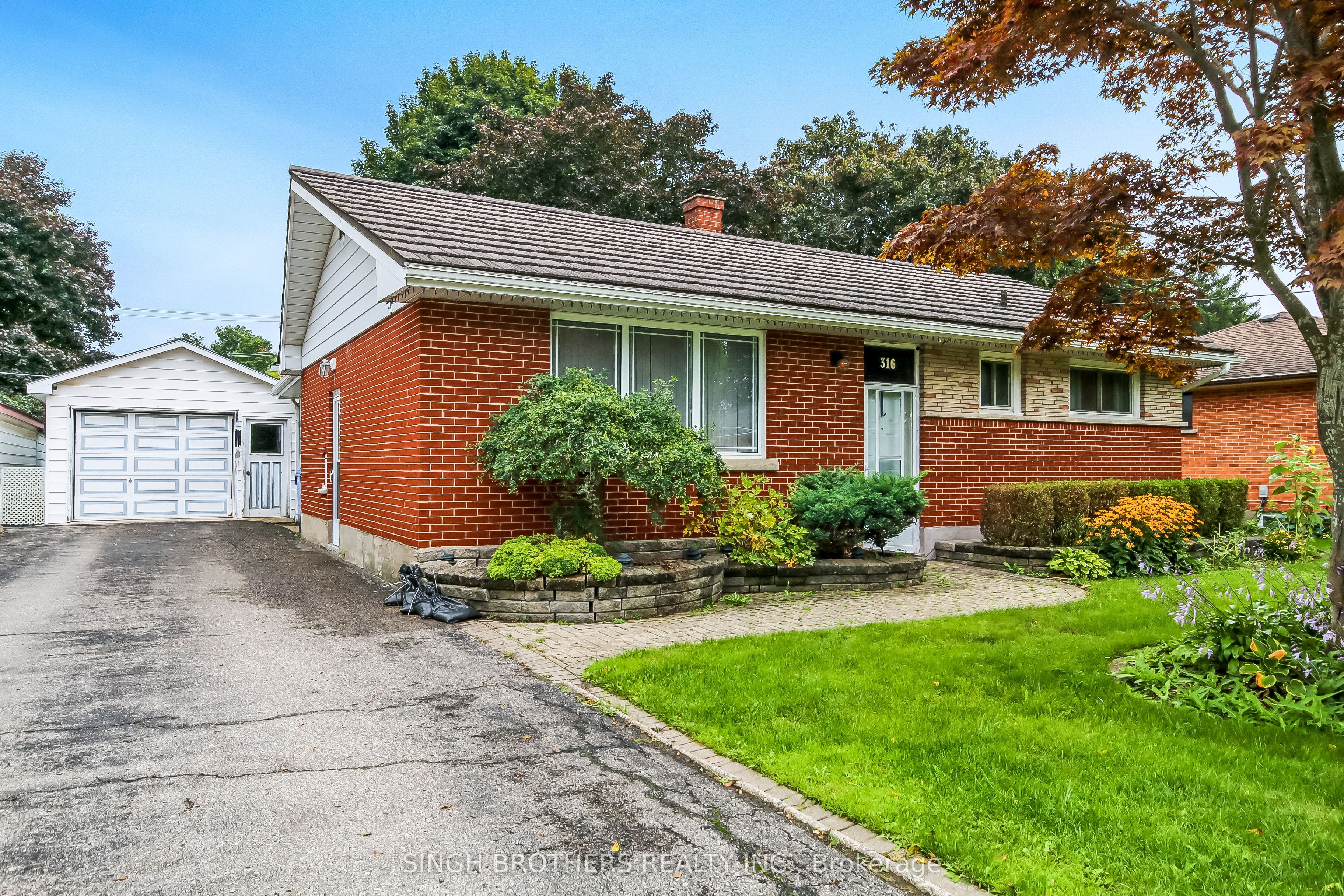 316 WILLOWGROVE Crescent