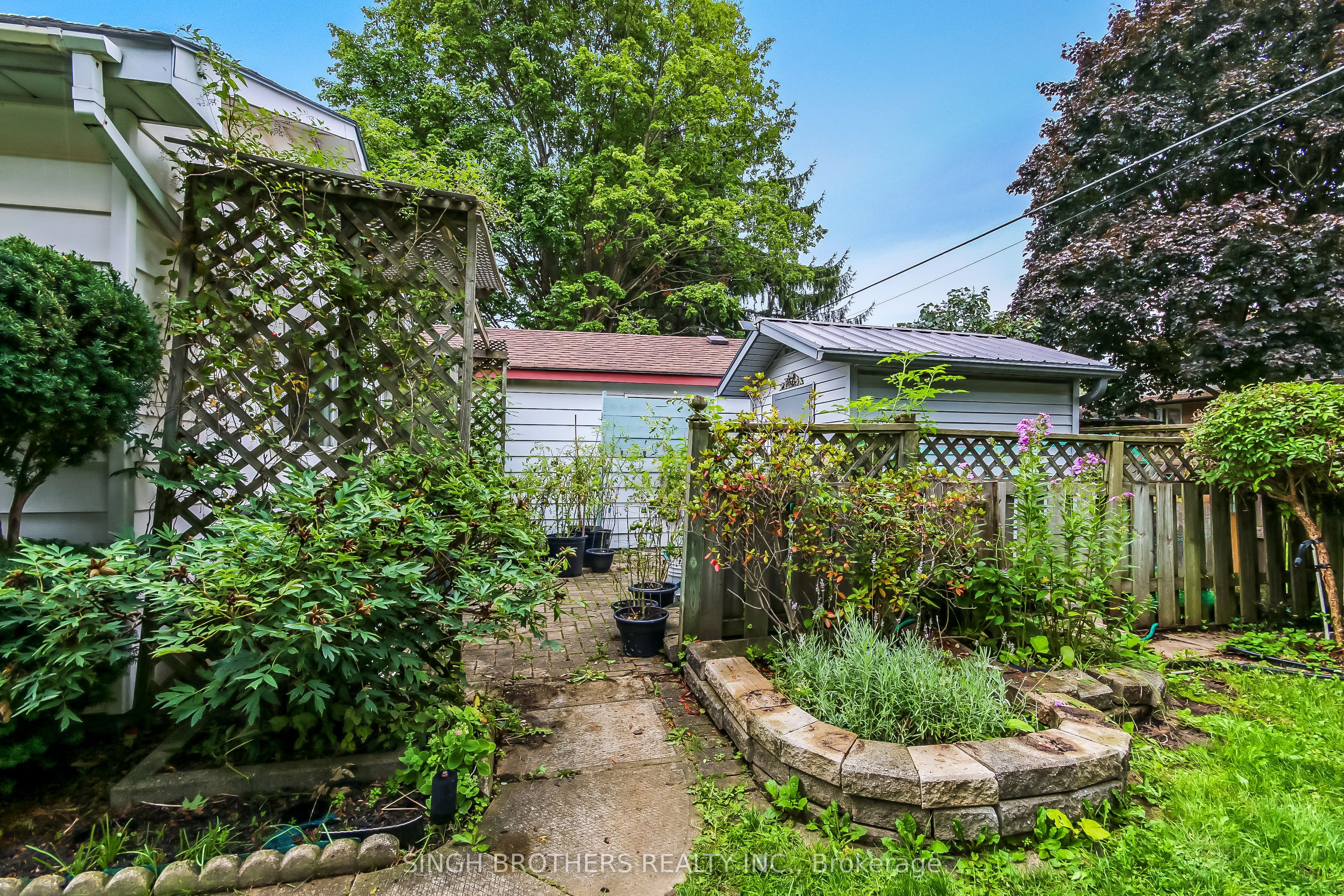 316 WILLOWGROVE Crescent