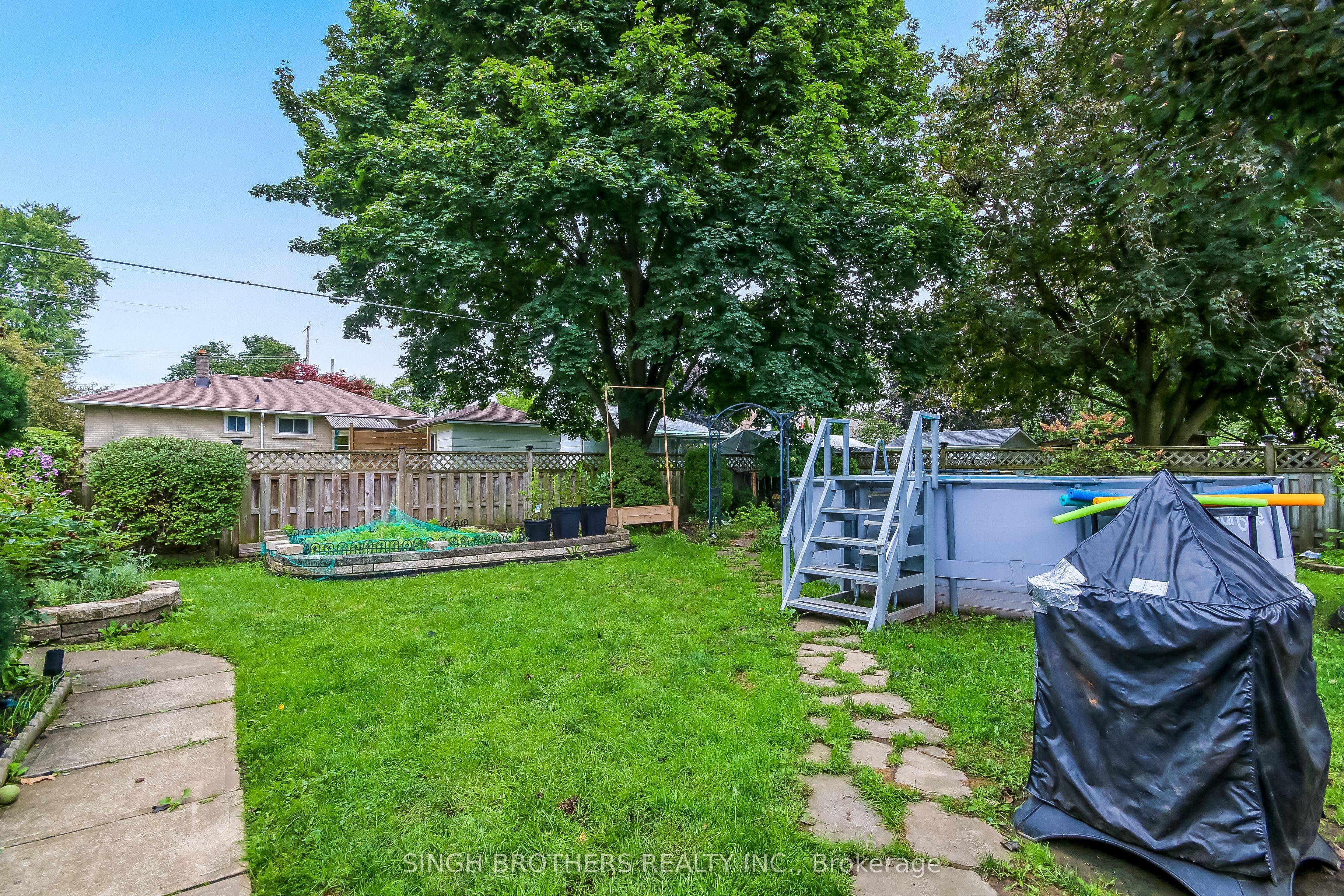 316 WILLOWGROVE Crescent