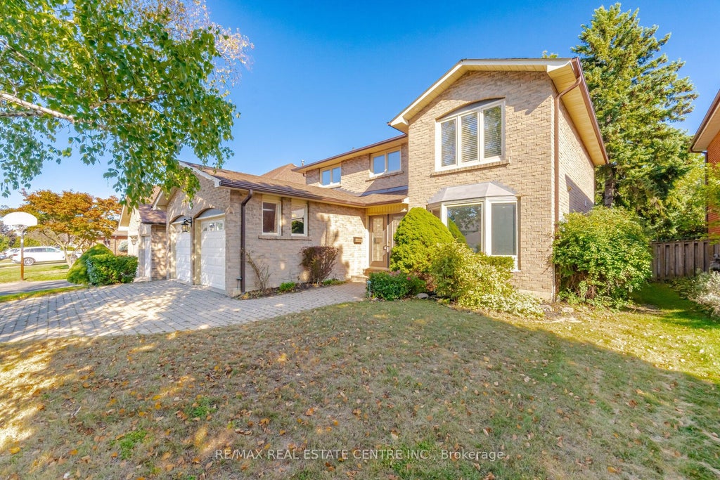 Photo of 1572 Maple Ridge Drive, Mississauga, ON L4W 3C8 (MLS # W13820750)