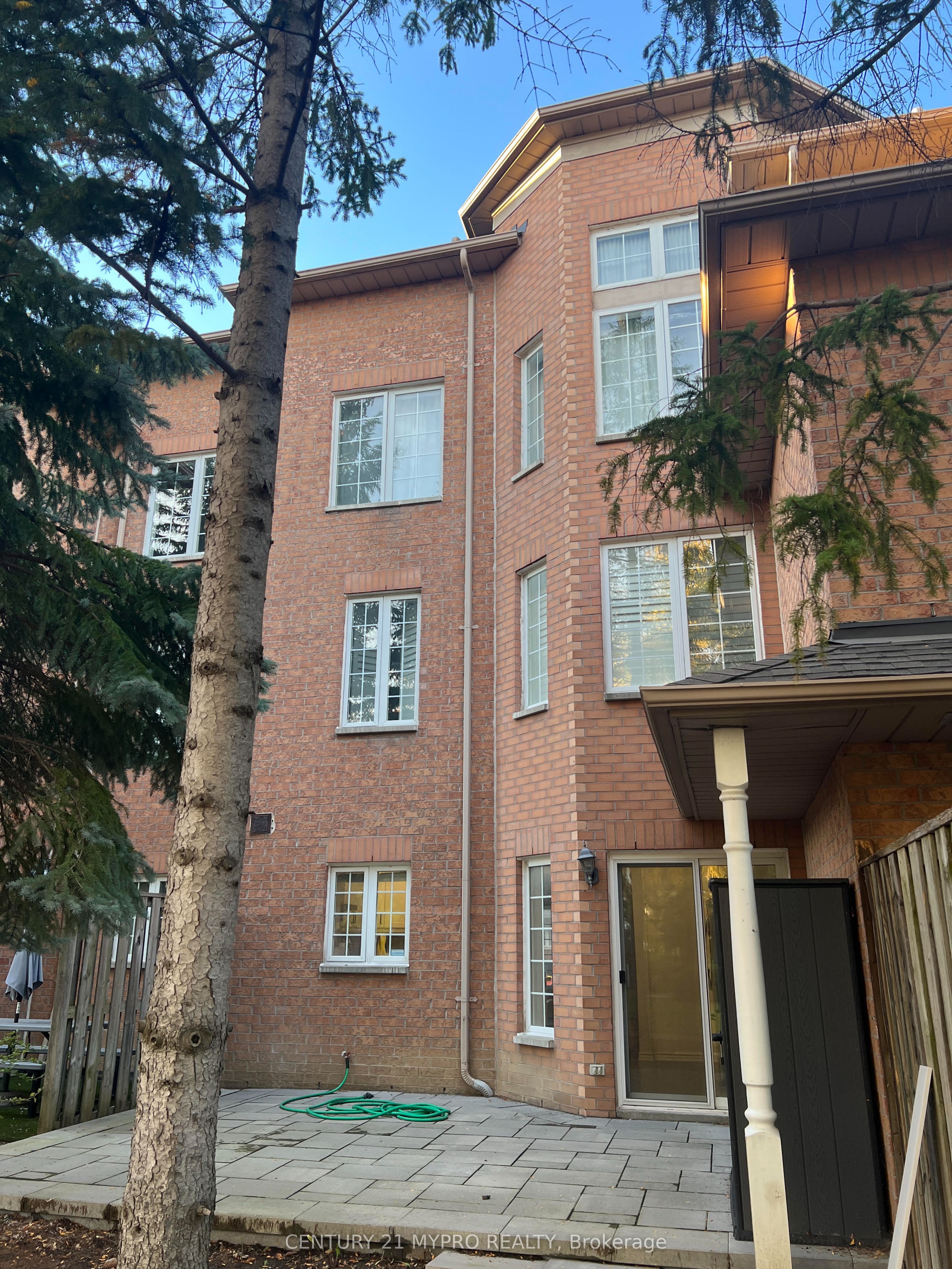 15 St Moritz Way 10