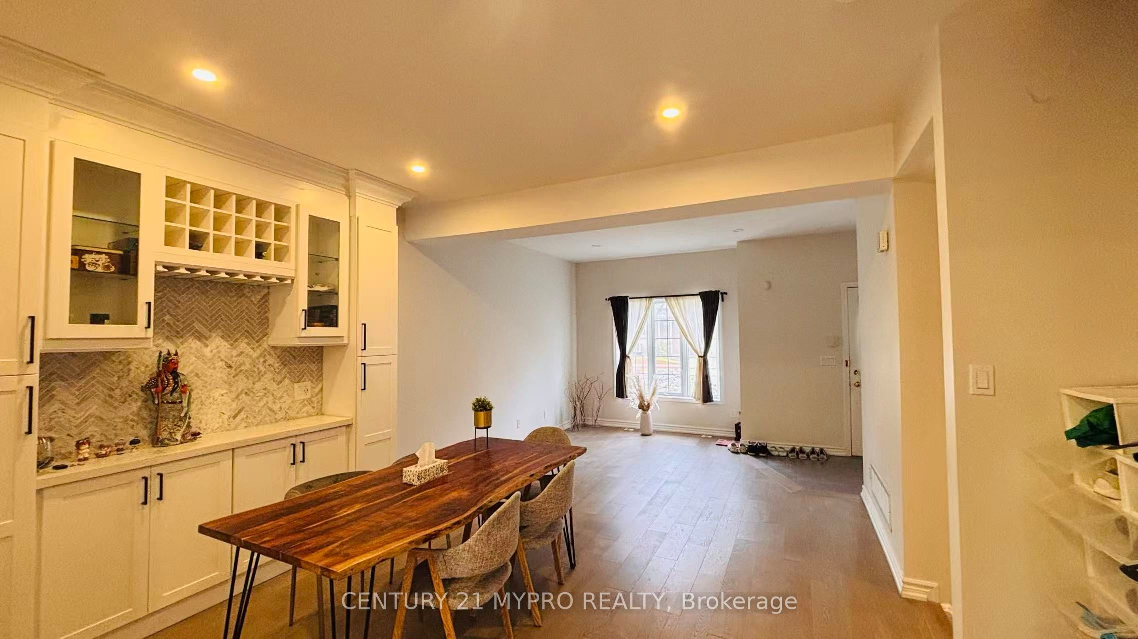 15 St Moritz Way 10