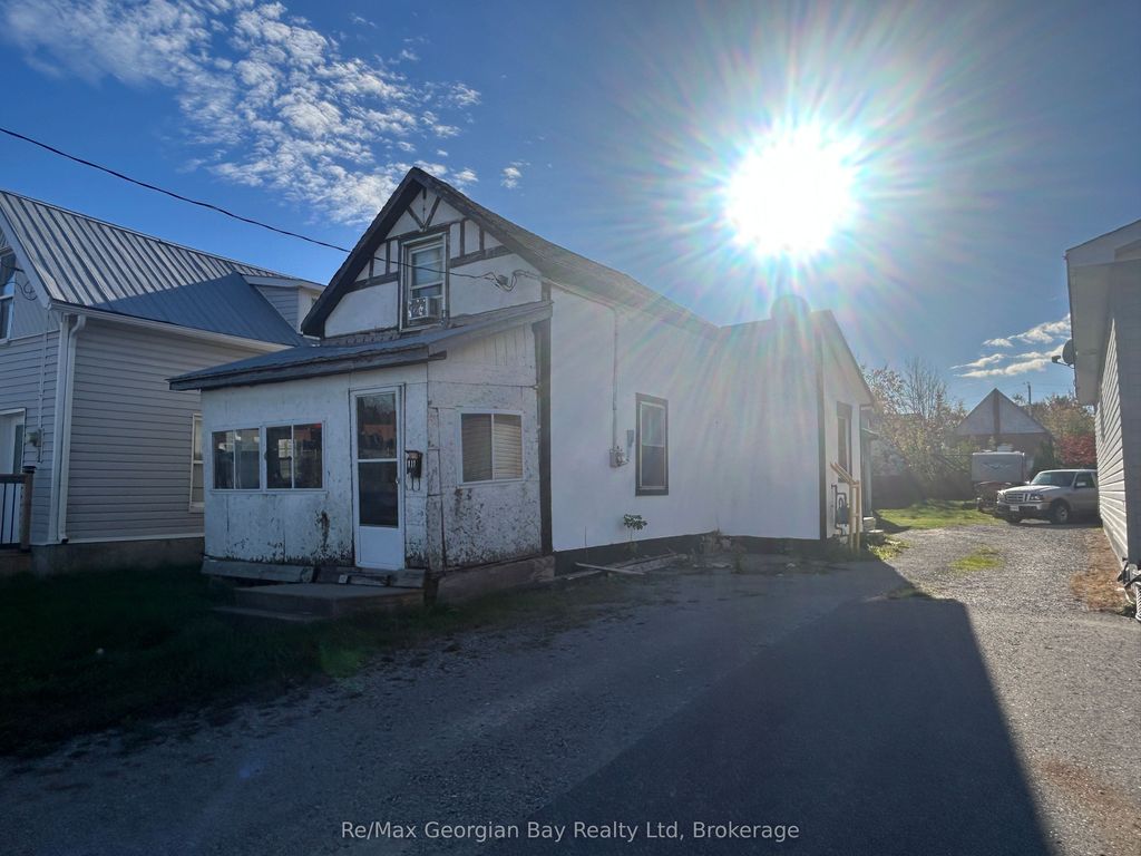 Photo of 111 ANDREW Street S, Orillia, ON L3V 5J3 (MLS # S12491918)