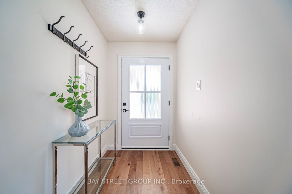 Photo of 29 Roslo Court, Oakville, ON L6H 4S1 (MLS # W13448950)