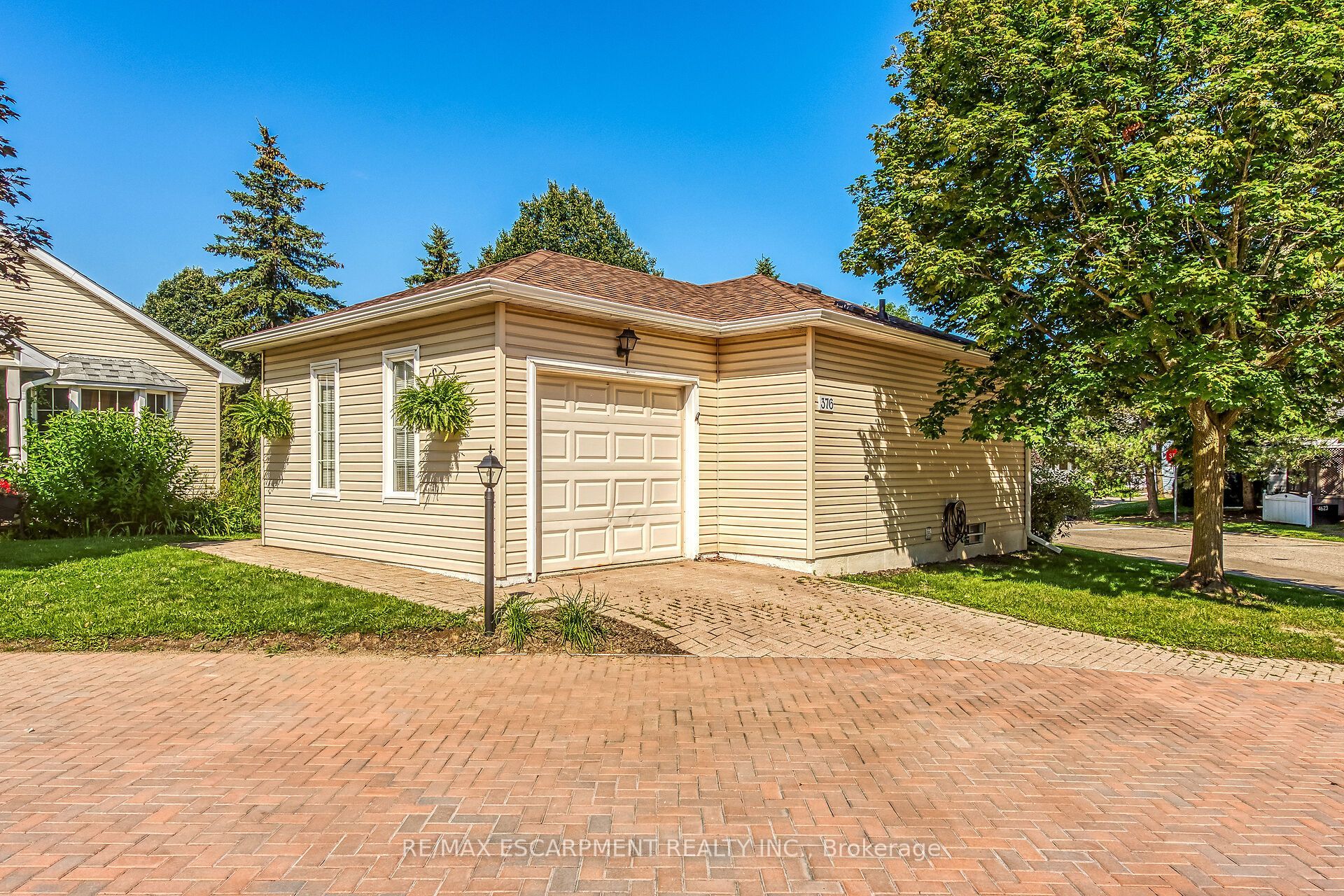 376 SILVERBIRCH Boulevard
