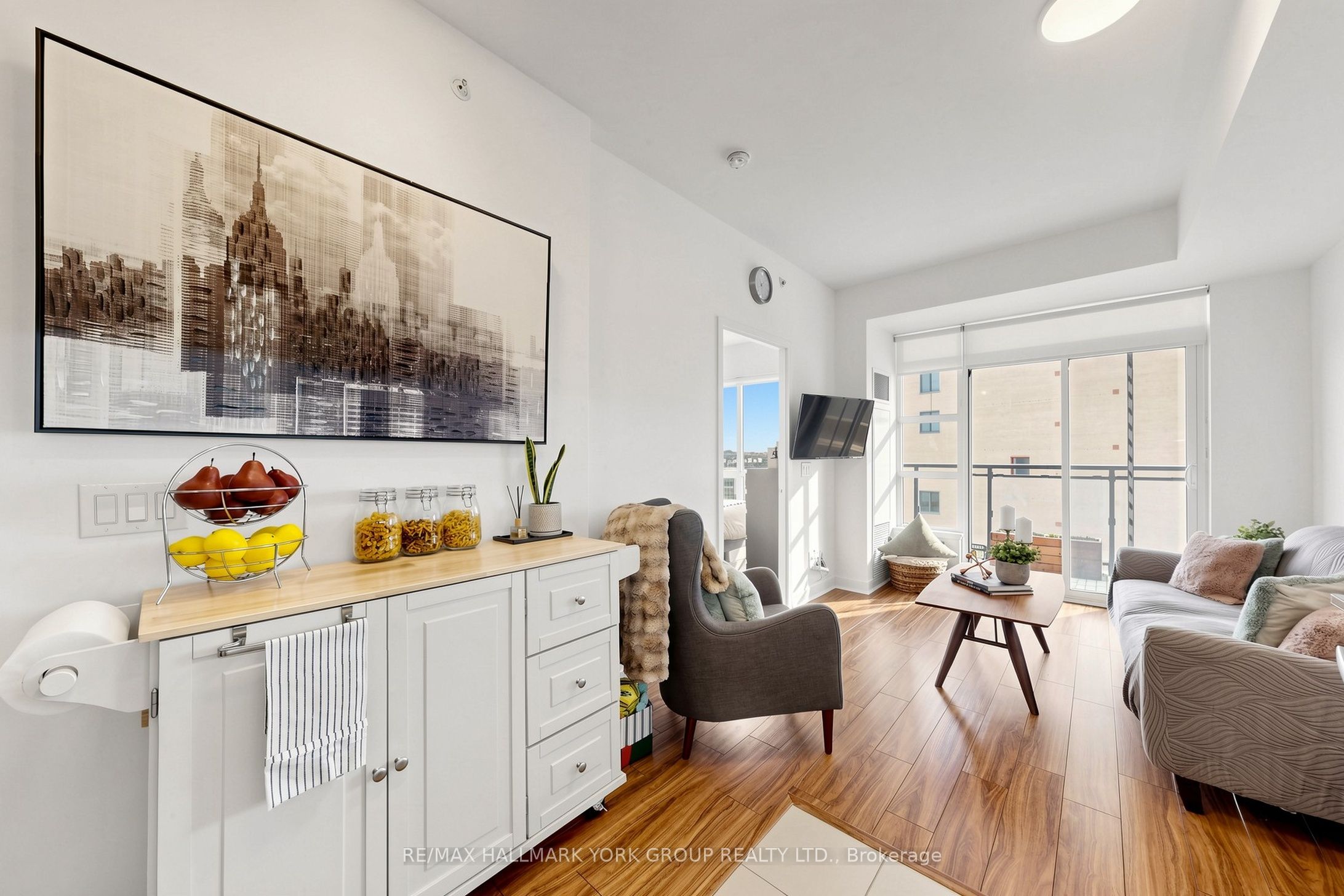 Photo 1 of 30 — 840 Queen's Plate Drive 612, Toronto, ON M9W 0E7