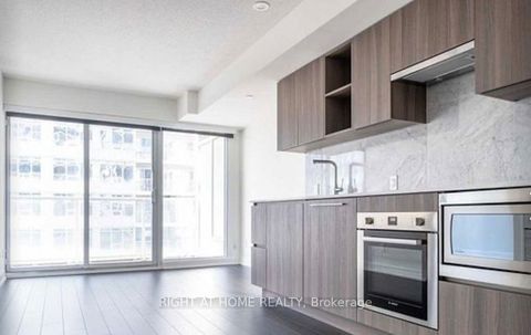 17 BATHURST Street 3205 Toronto ON M5V 0N1
