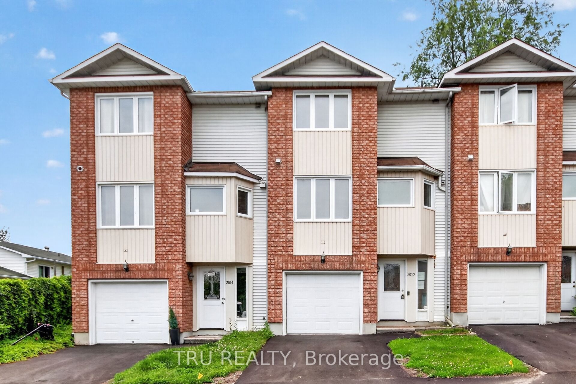 Photo 1 of 42 — 2050 Riviera Terrace 27, Clarence-Rockland, ON K4K 1J4