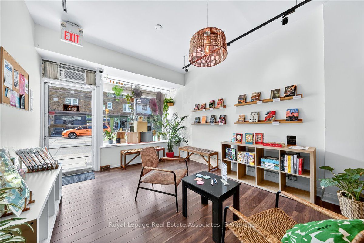 1640 Queen Street W