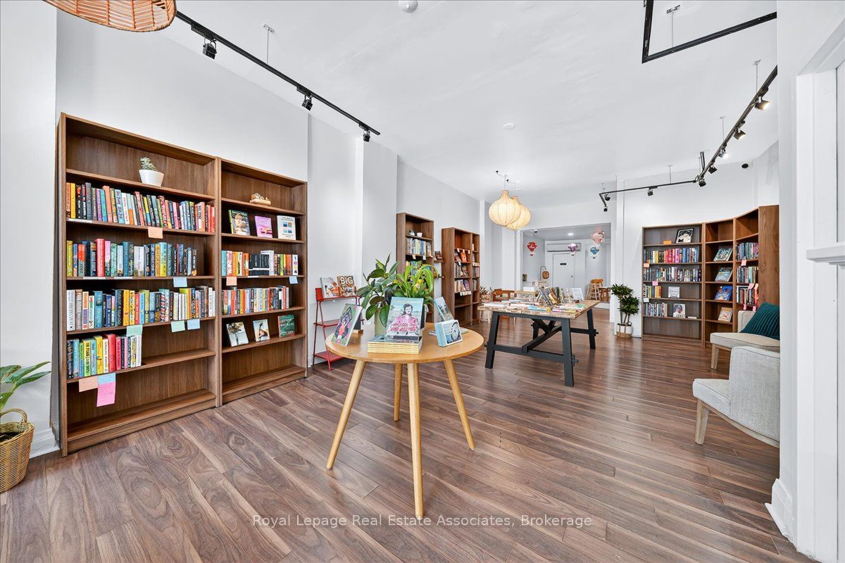 1640 Queen Street W