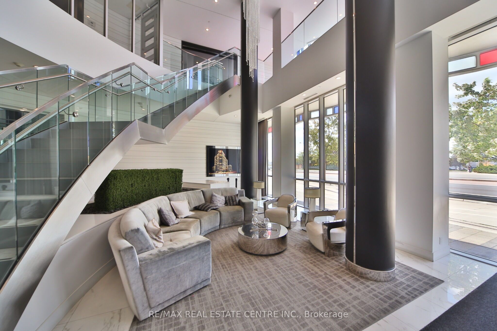 9471 Yonge Street 315