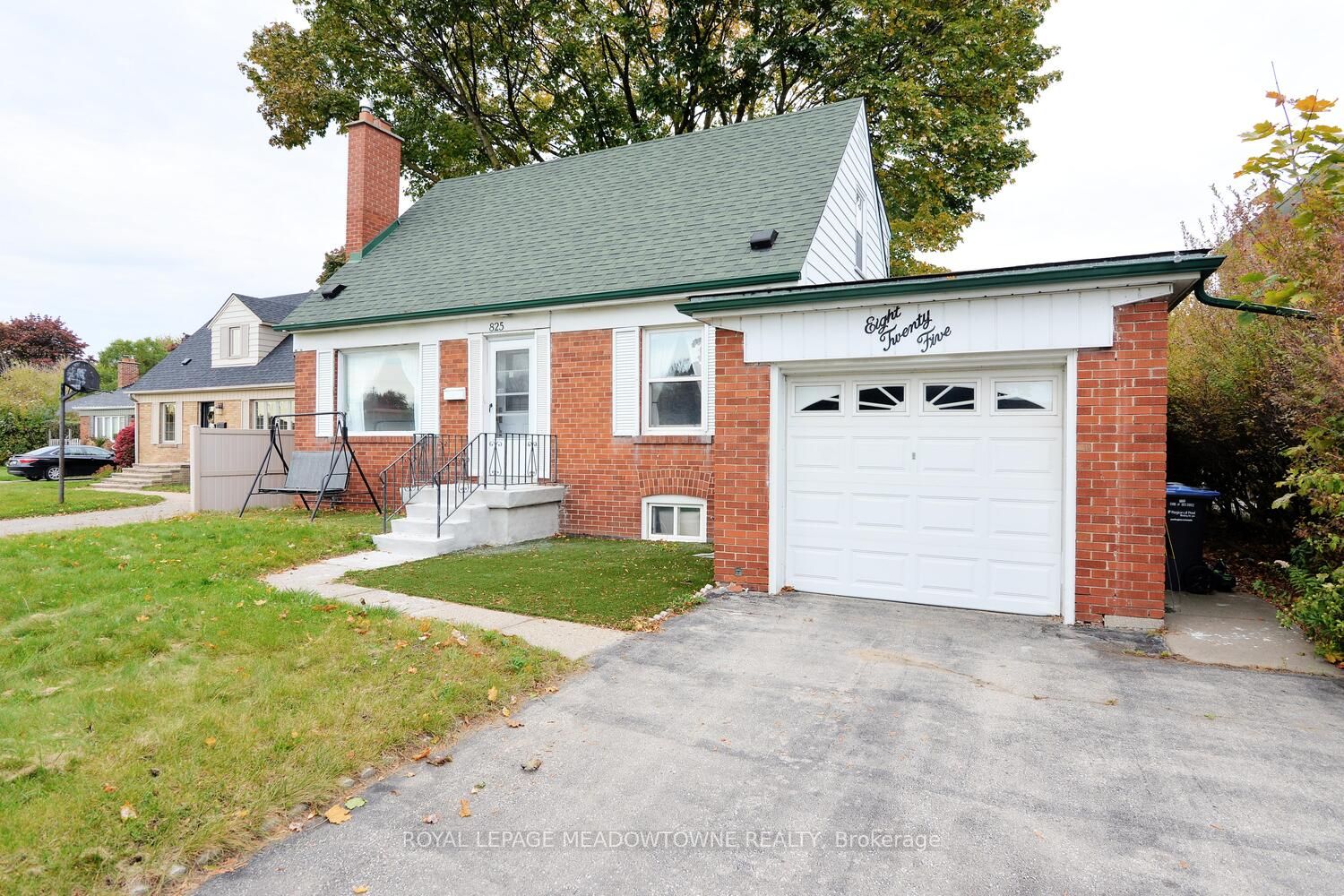 825 North Service Road