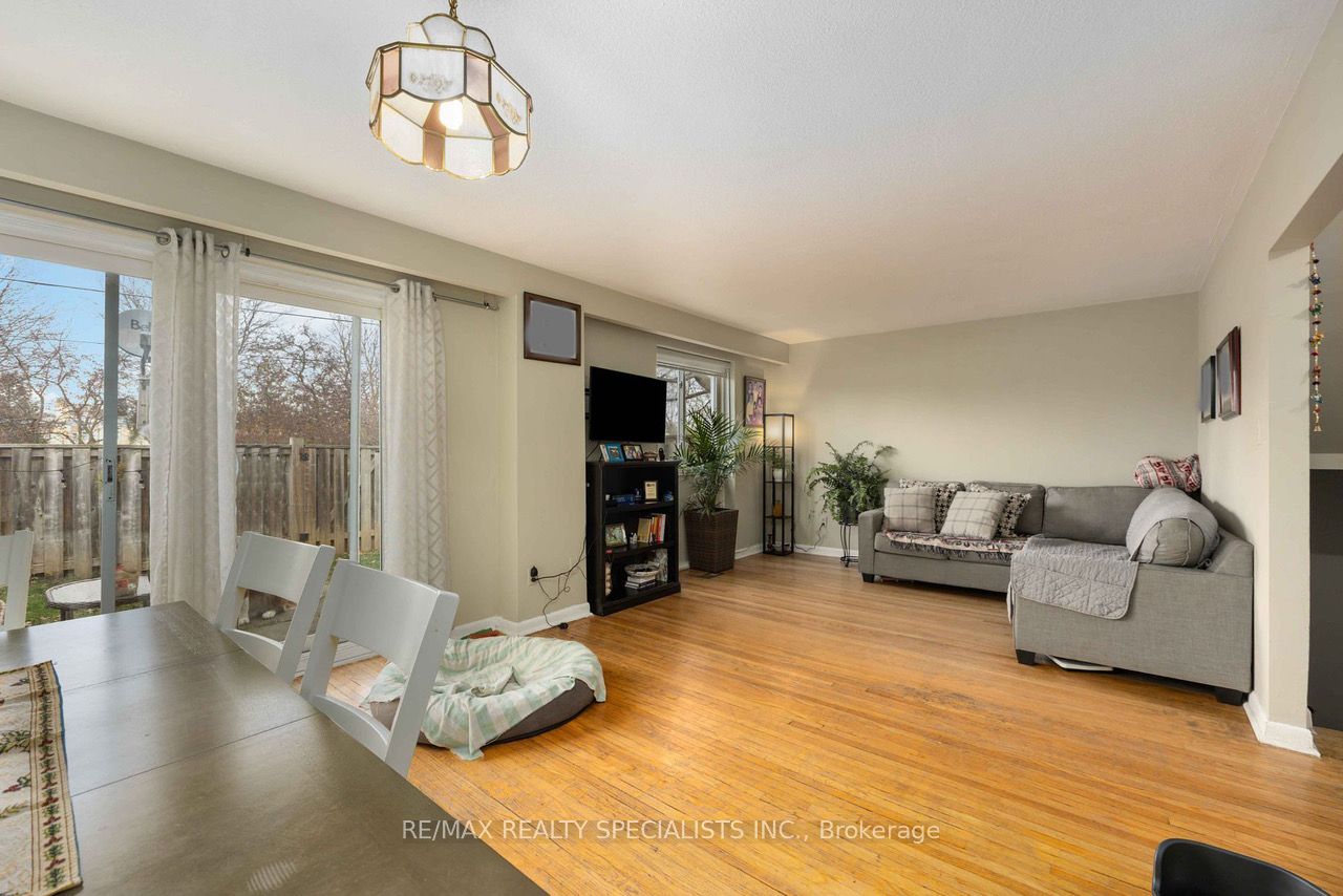 3308 The Credit Woodlands N/A 7