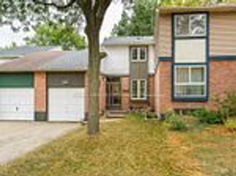 1004 Elizabeth Place Main & Upper Oakville ON L6H 3H8