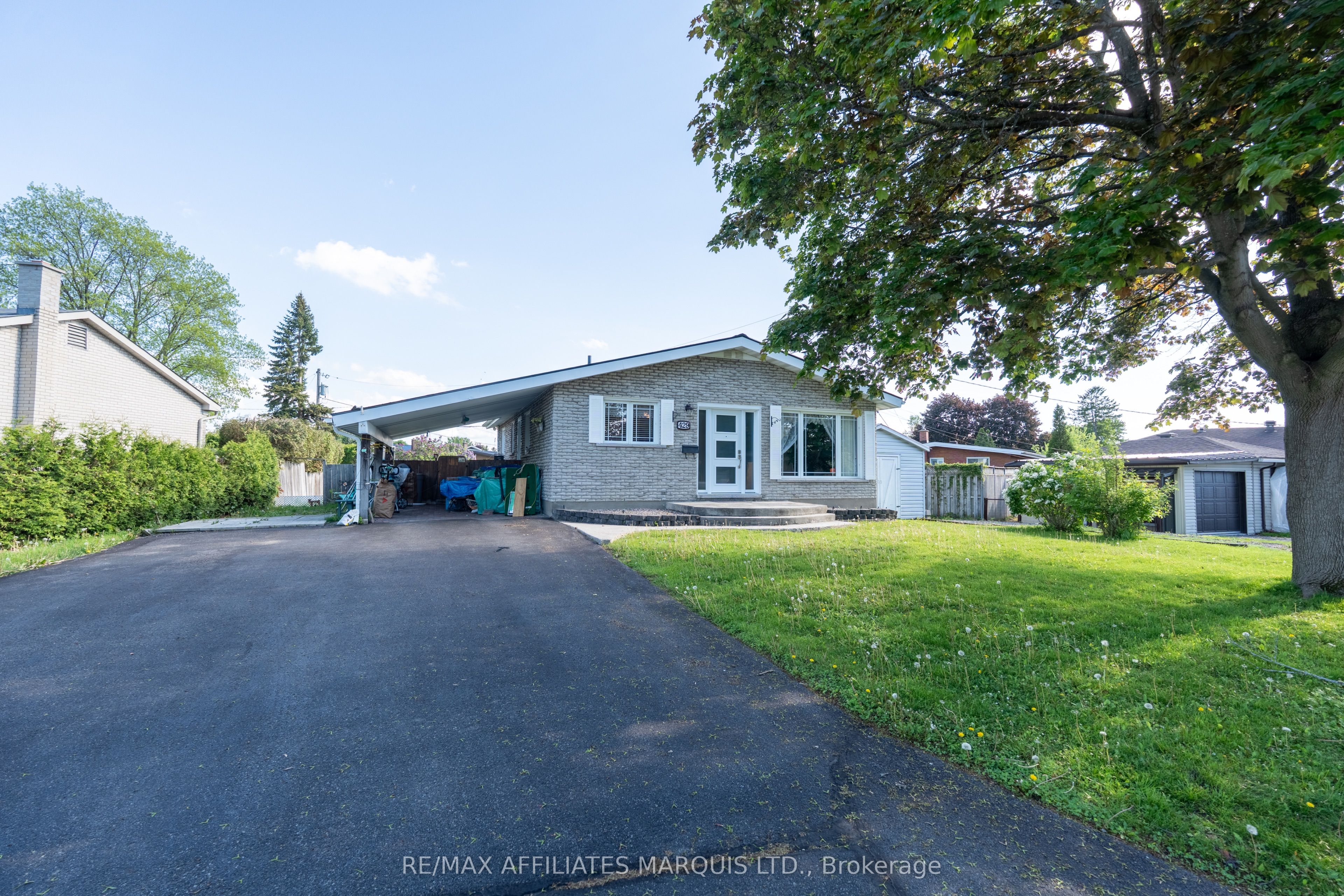 Photo 1 of 22 — 429 Beach Avenue, Cornwall, ON K6H 5P3