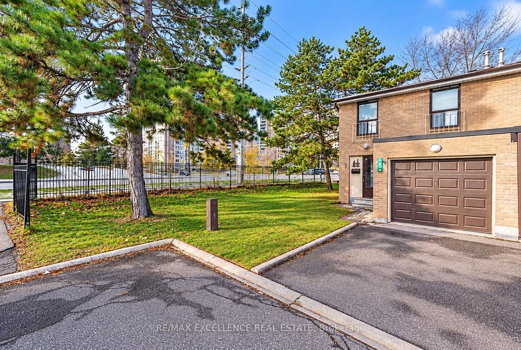 Photo of 88 Fleetwood Crescent, Brampton, ON L6T 2E5 (MLS # W14109536)