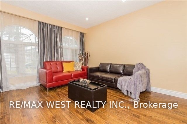 82 Marchbank Crescent Upper