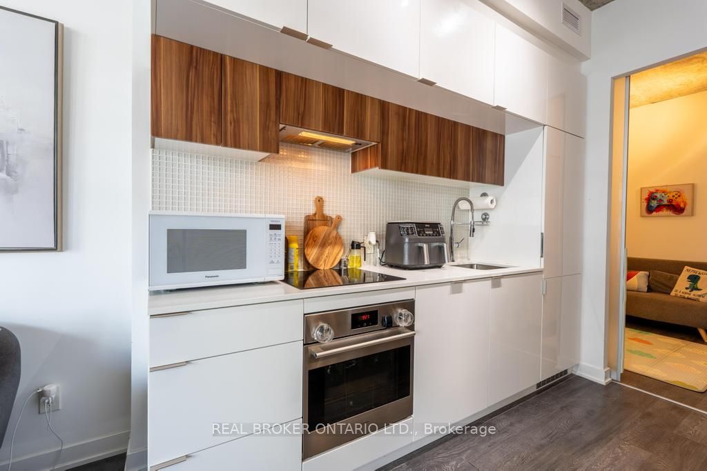 185 Roehampton Avenue S 1601